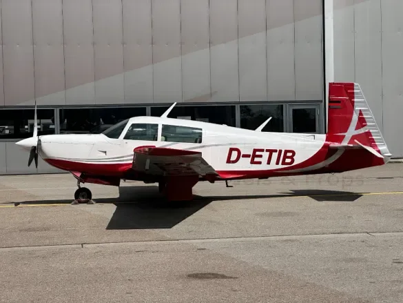 Exterior view of a 1977 Beechcraft bonanza v35b 348.