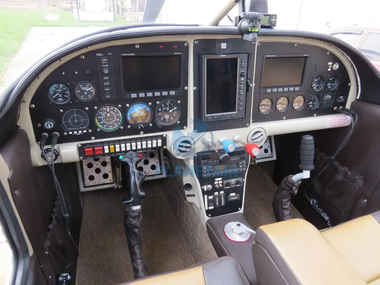 Cockpit and instrument panel of a 2011 Vans Aircraft RV-10.