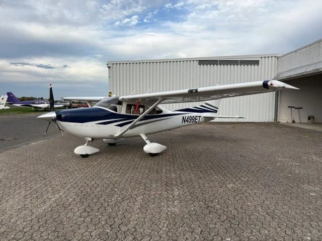 Exterior view of a 2006 Cessna 182T.