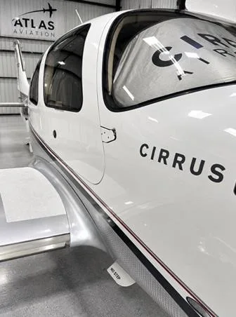Exterior view of a 2009 CIRRUS SR22, N800VJ.