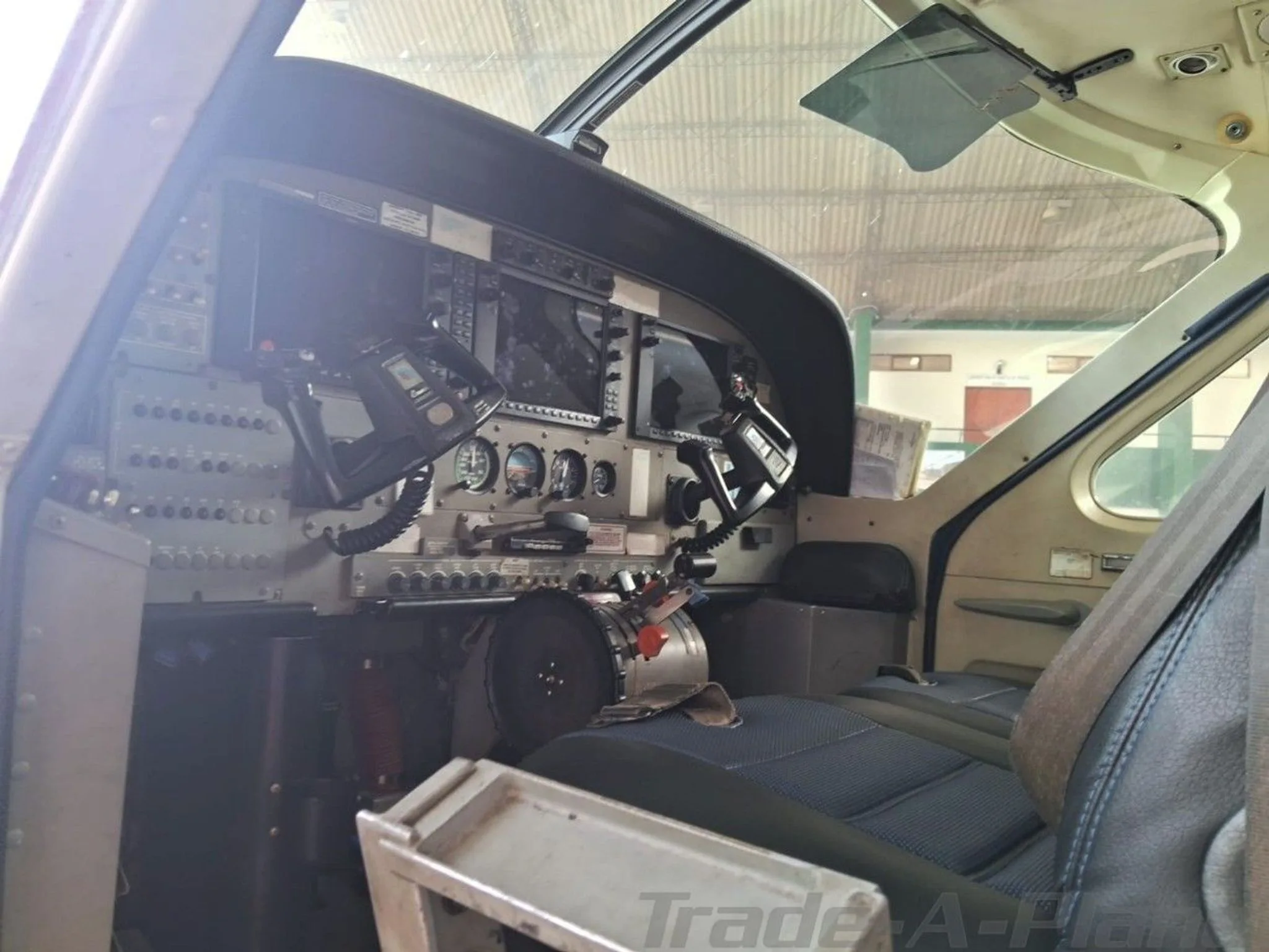 Cockpit and instrument panel of a CESSNA CARAVAN 208B GRAND.