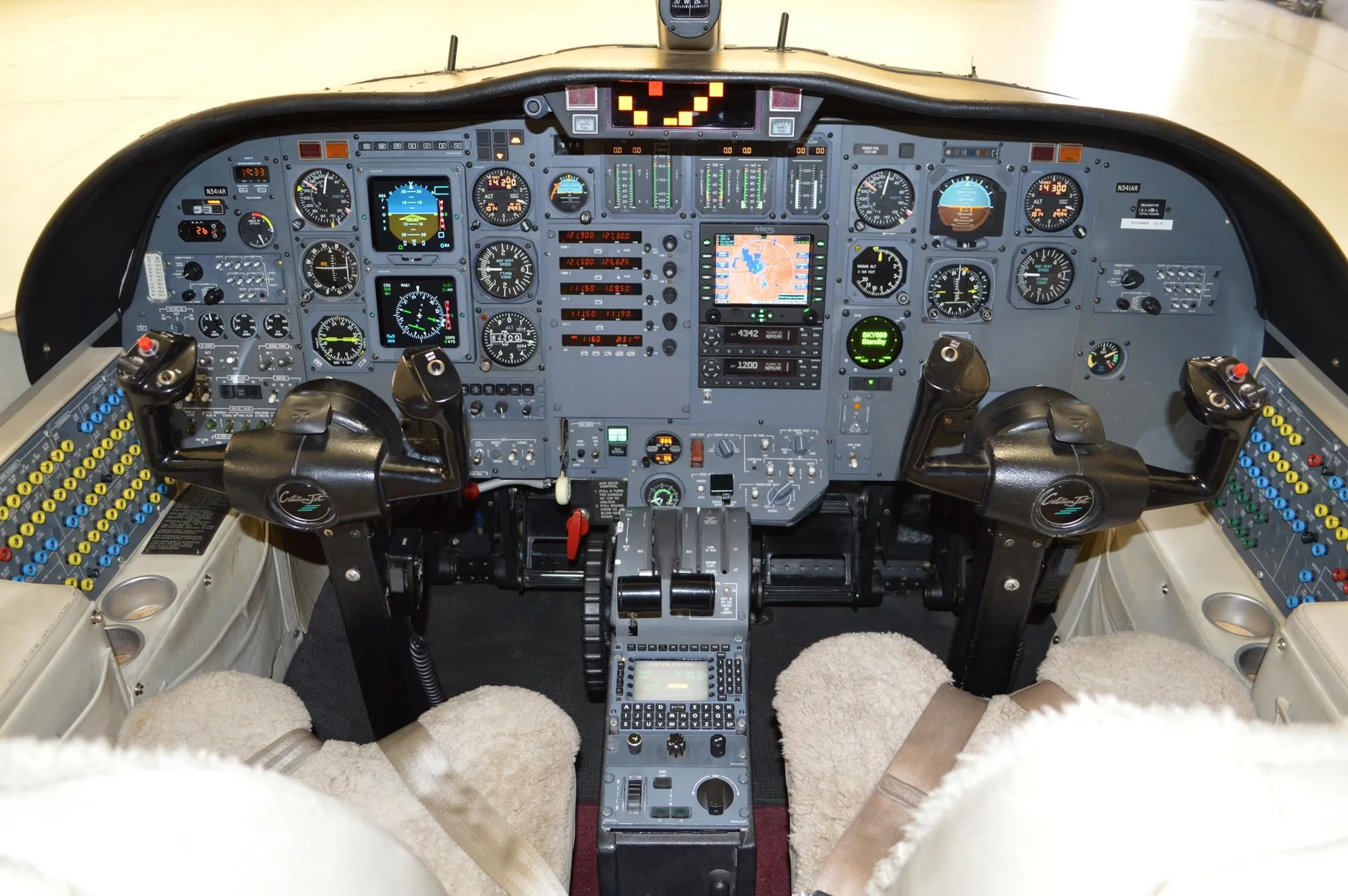 Cockpit and instrument panel of a 1999 CESSNA CITATION JET.
