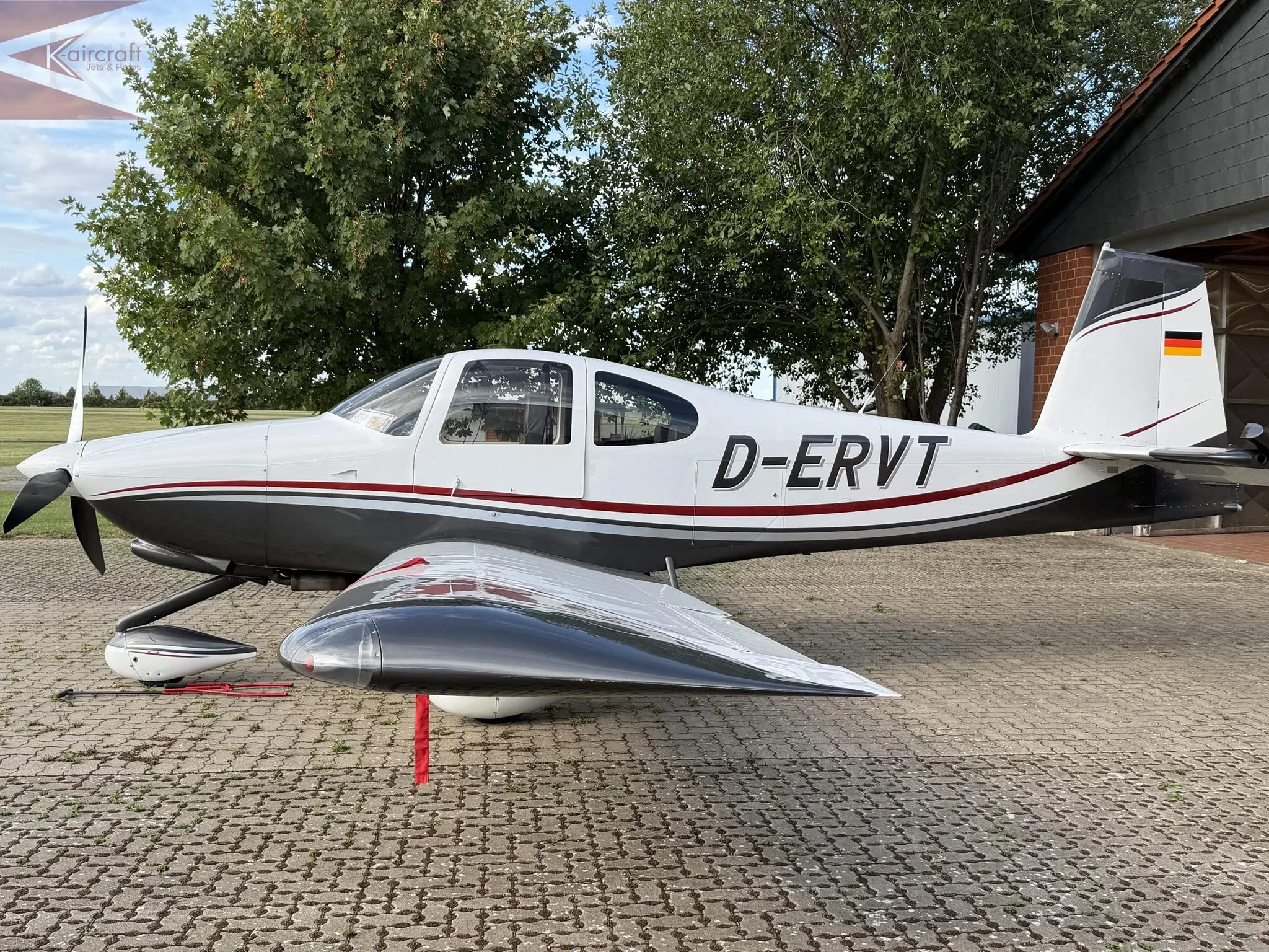 Exterior view of a 2013 VANS RV-10, D-ERVT.