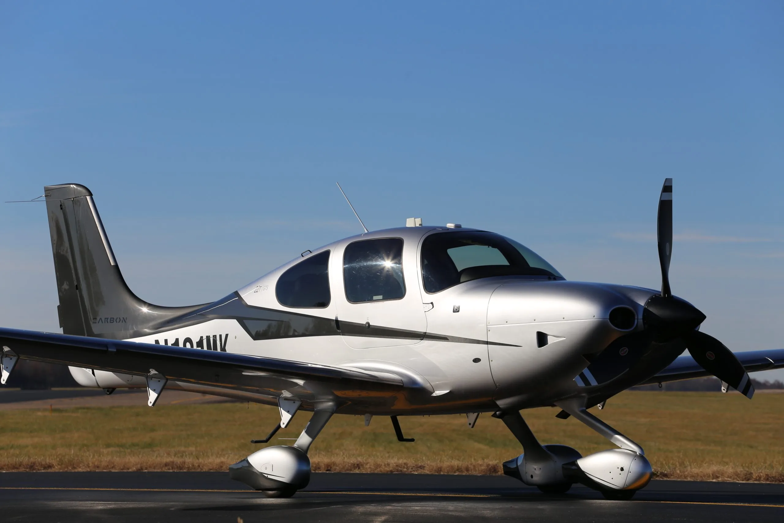 Exterior view of a 2015 Cirrus SR22 G5 TURBO.