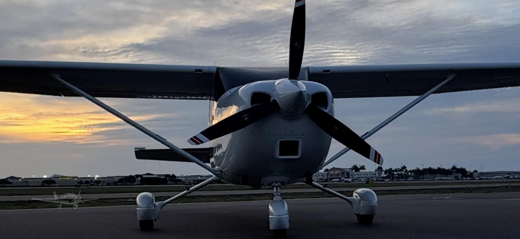 Exterior view of a 2000 CESSNA 182S SKYLANE, N2453H.