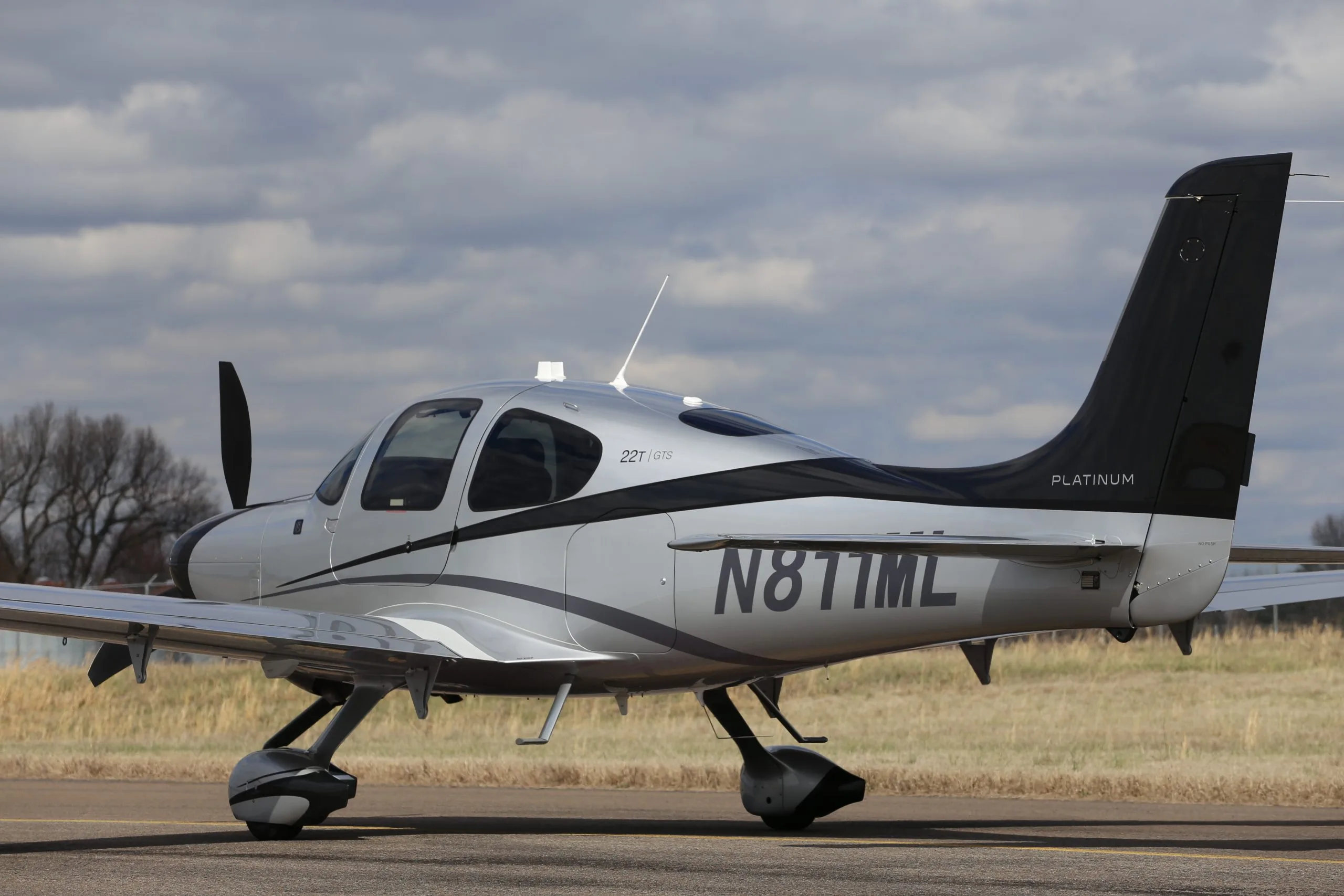 Exterior view of a 2015 Cirrus SR22 G5 TURBO.