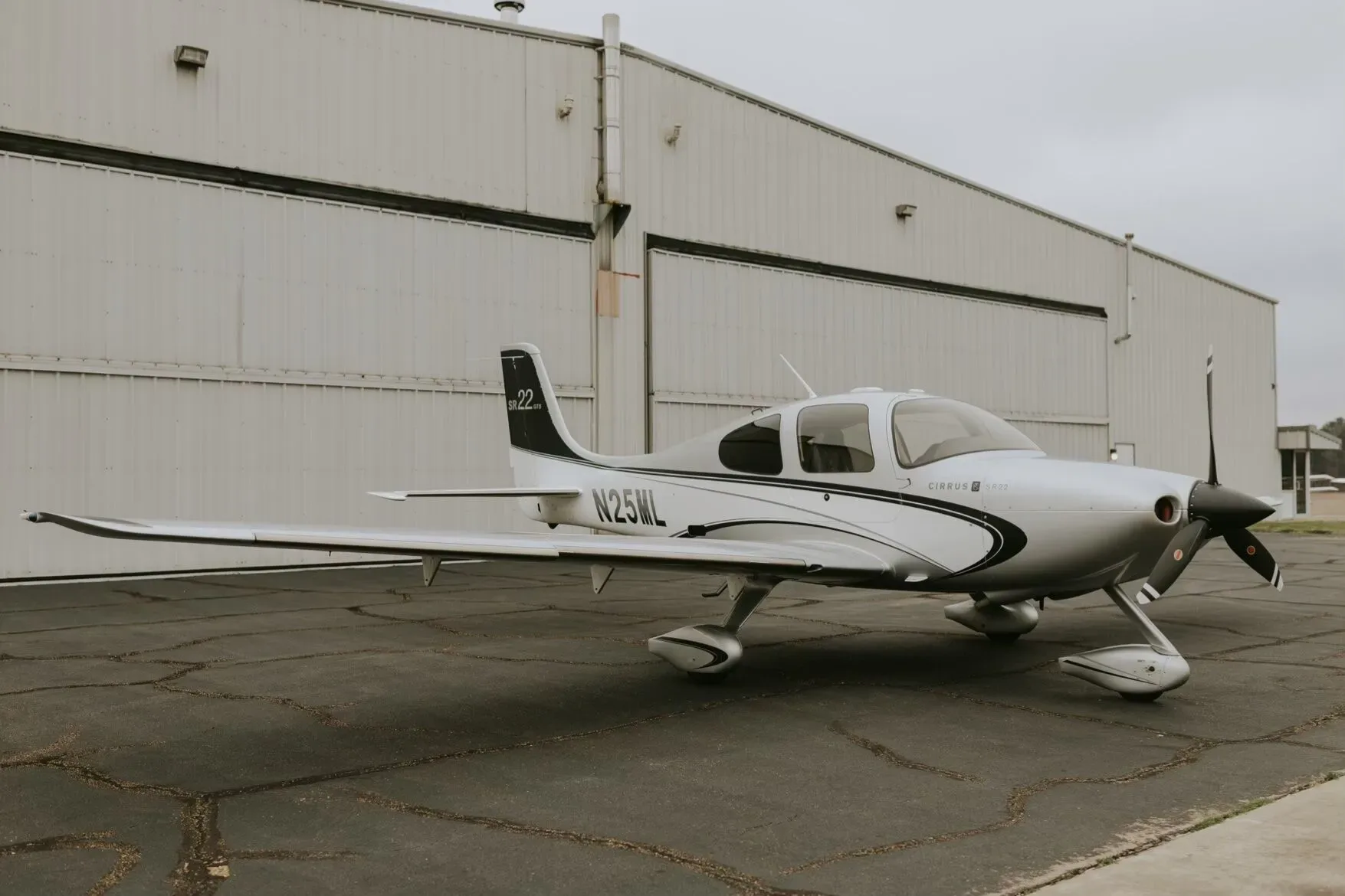 Exterior view of a 2005 Cirrus SR22-G2.