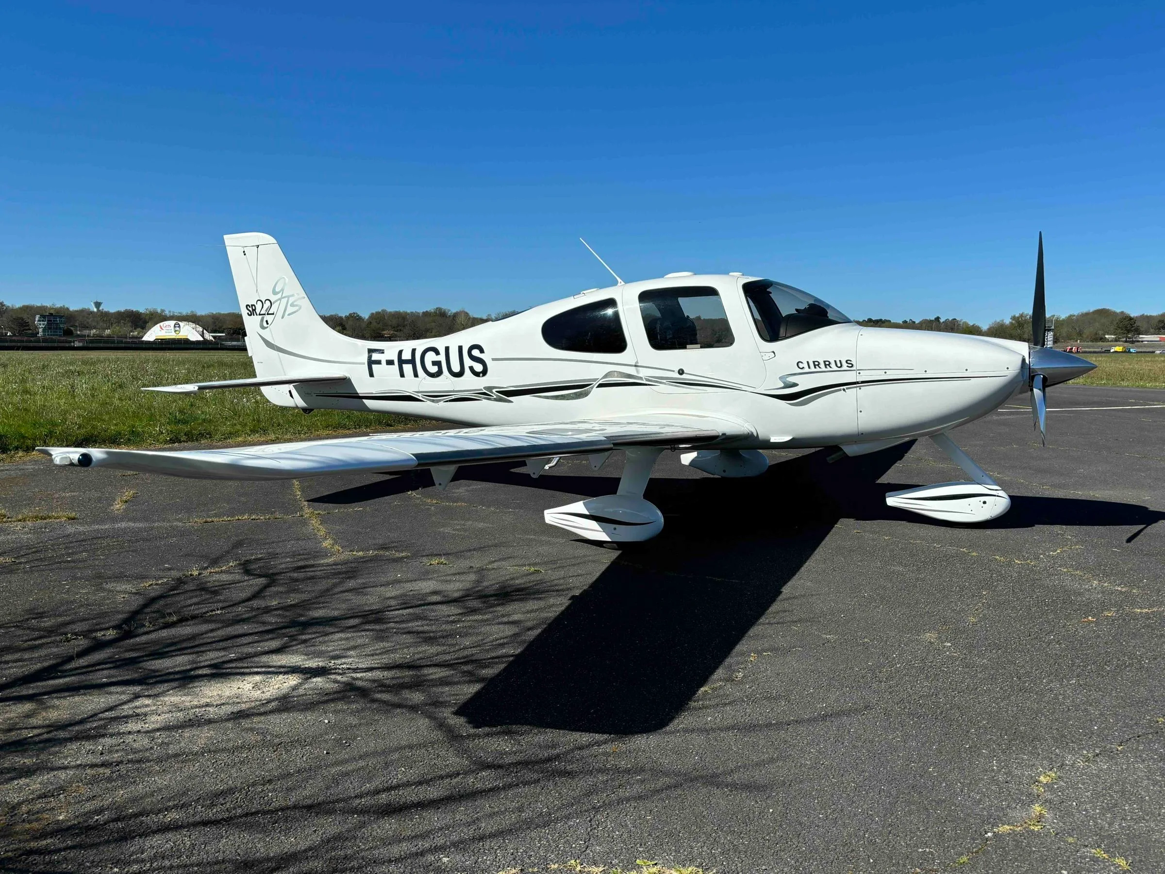 Exterior view of a 2005 Cirrus SR22 G2 GTS, F-HGUS.