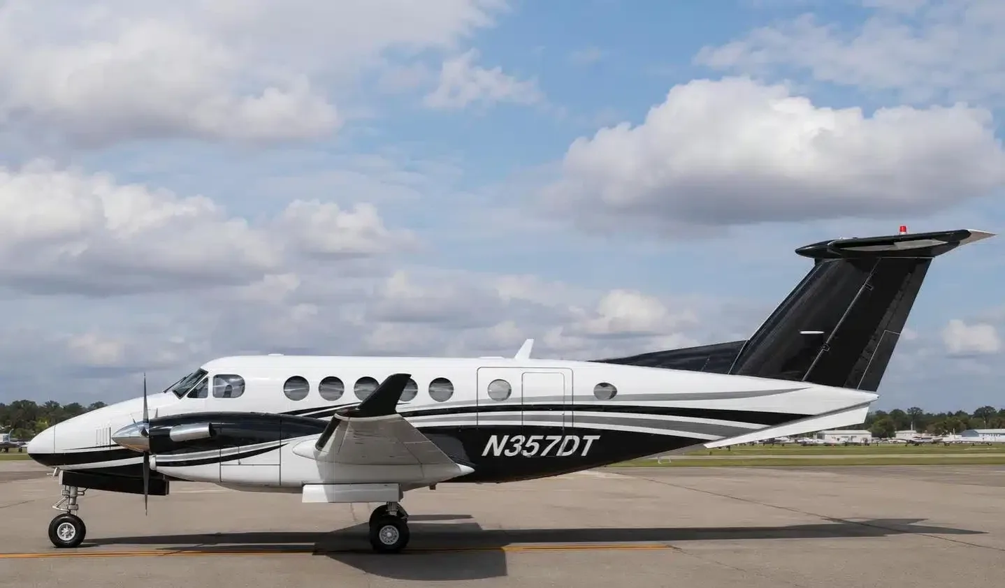 Exterior view of a Beechcraft Textron King Air 200, N576CL.