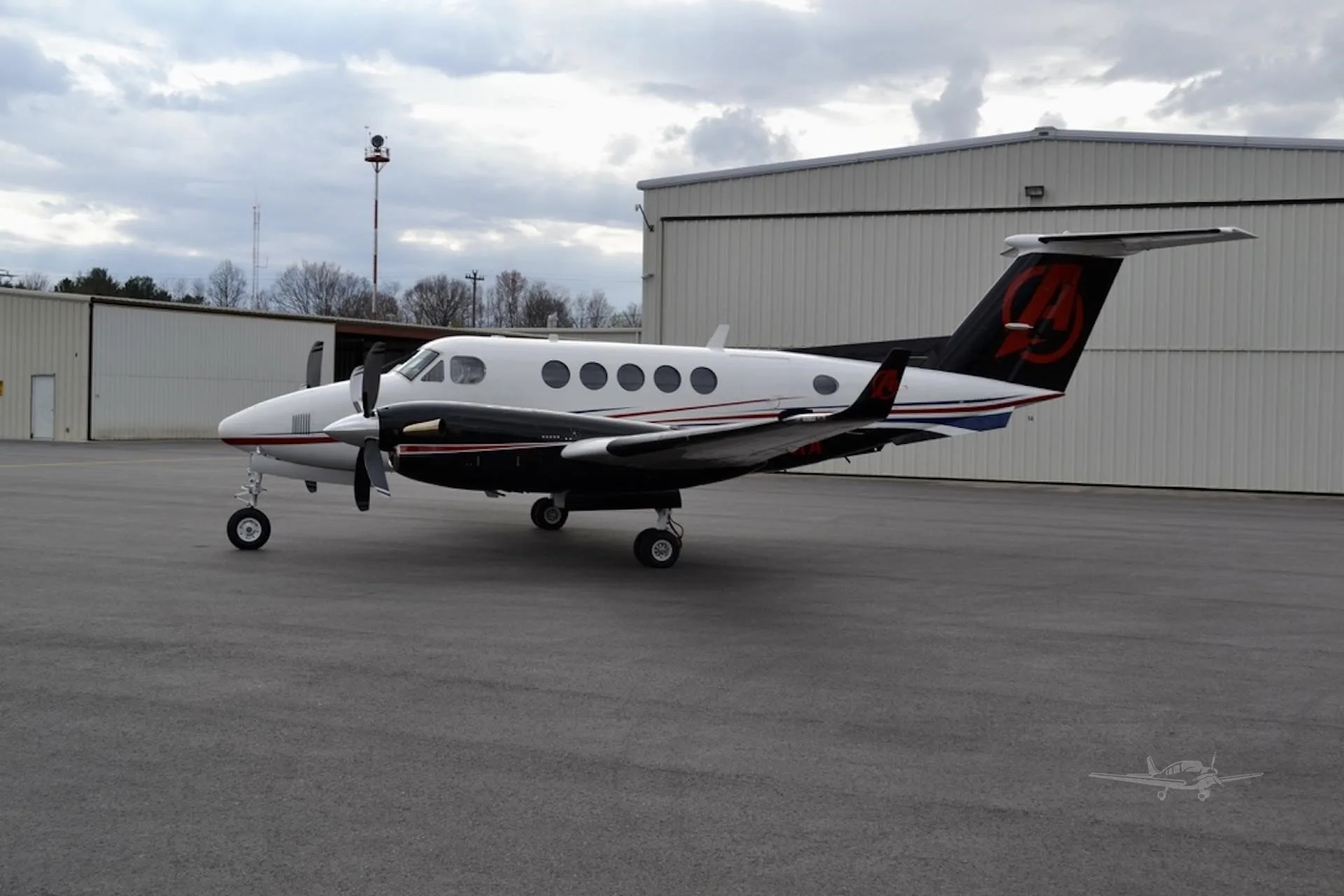 Exterior view of a 1998 BEECHCRAFT KING AIR B200, N724AA.