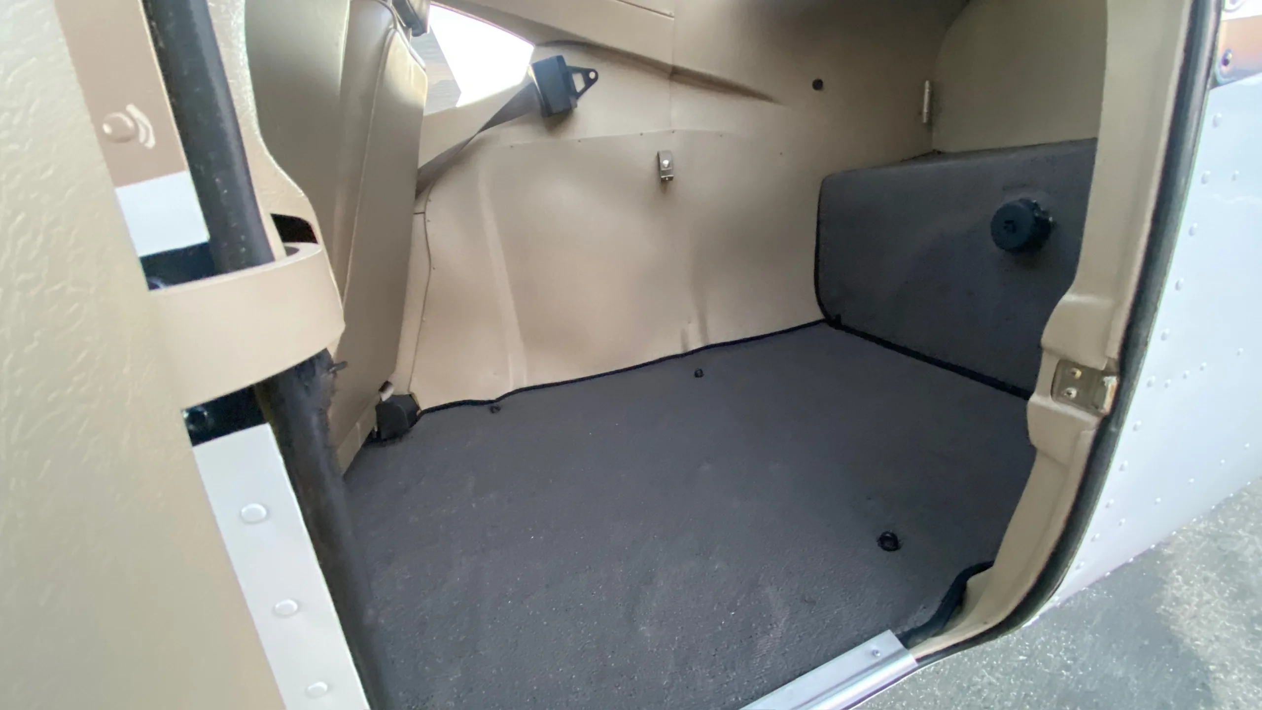Cabin interior of a 2004 Cessna T182T.