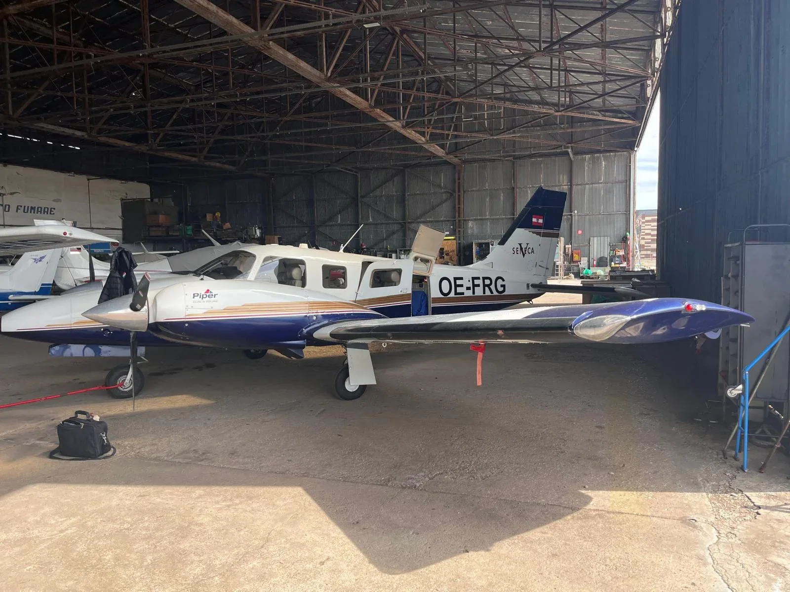 Exterior view of a 1999 Piper Seneca V.
