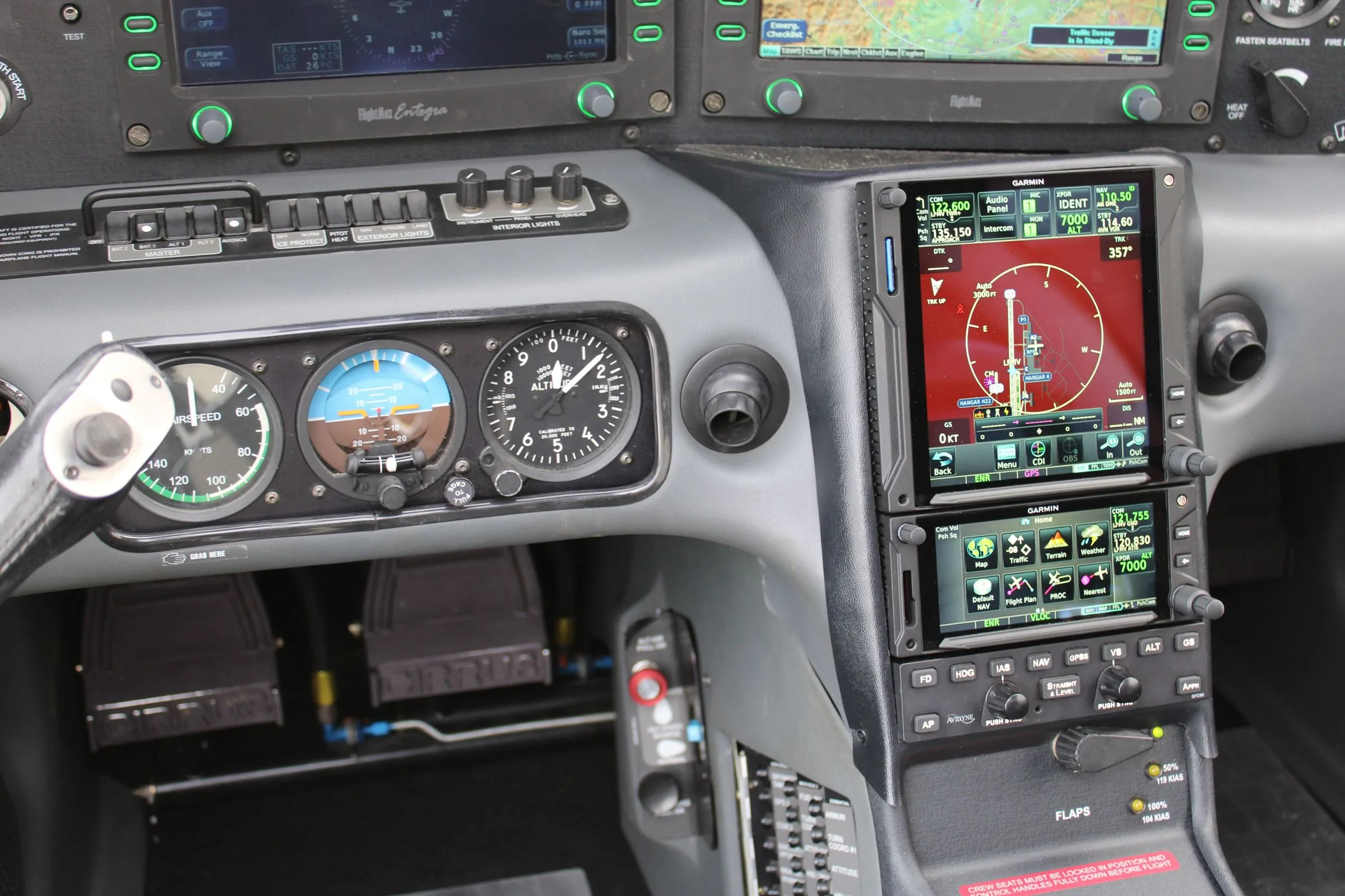 Cockpit and instrument panel of a 2005 Cirrus SR22 G2 GTS.