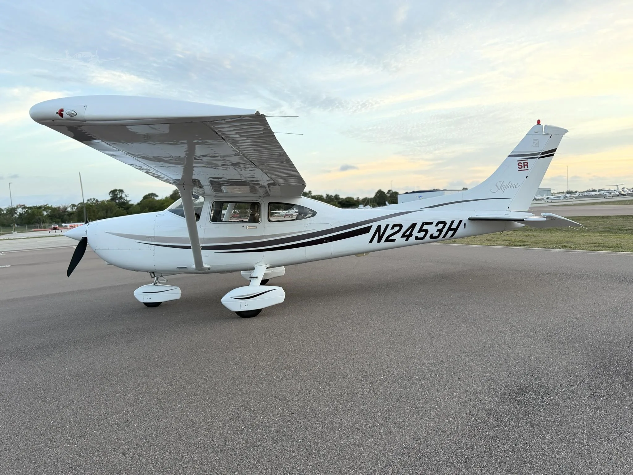 Exterior view of a 2000 CESSNA 182S SKYLANE, N2453H.
