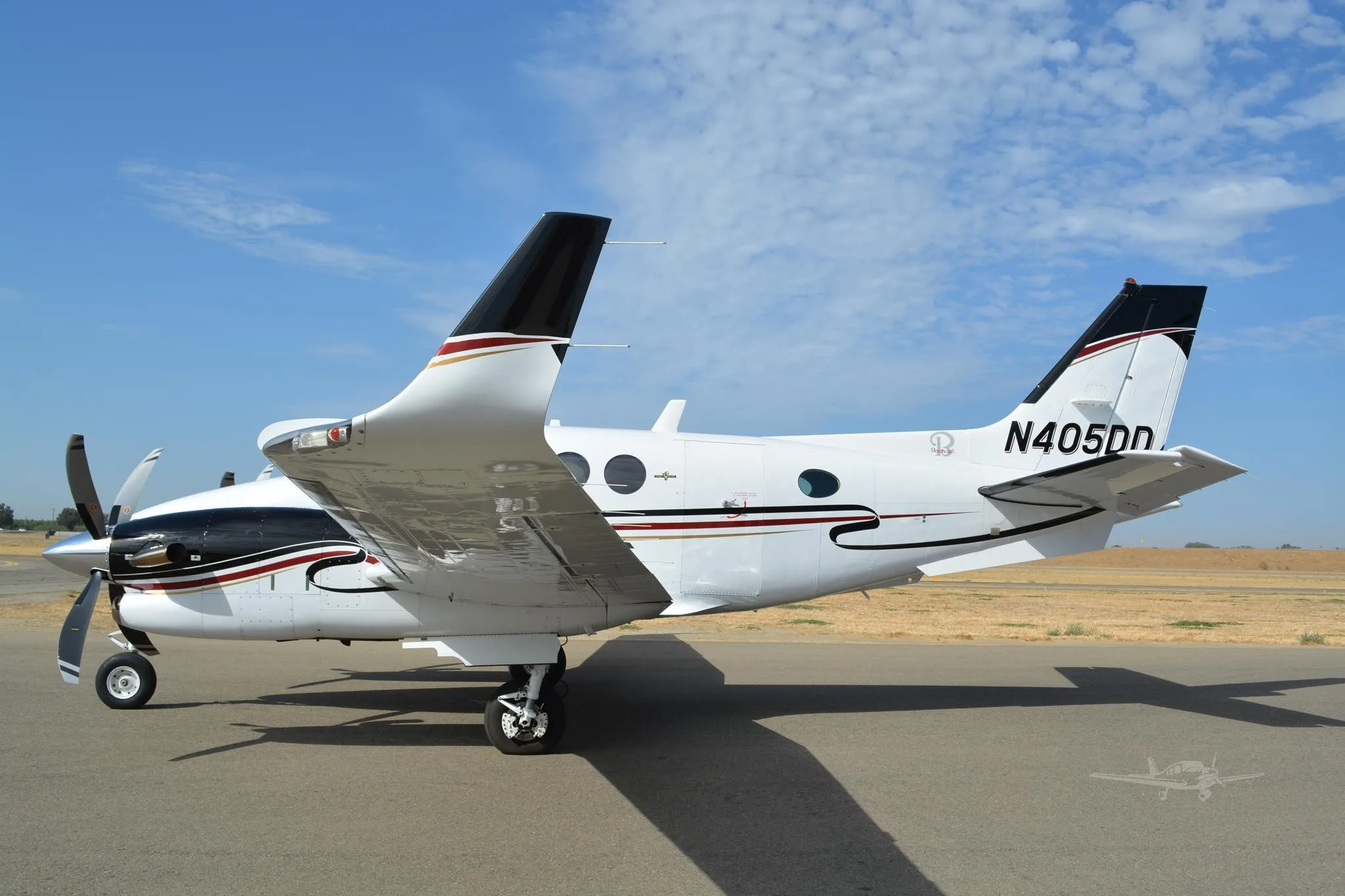 Exterior view of a 2005 BEECHCRAFT KING AIR C90B, N405DD.