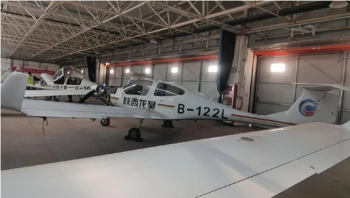 Exterior view of a 2020 DIAMOND DA40 NG, B-122L.