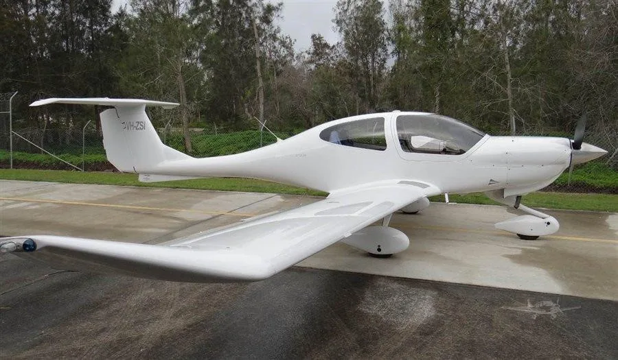 Exterior view of a 2005 DIAMOND DA40, VH-ZSI.