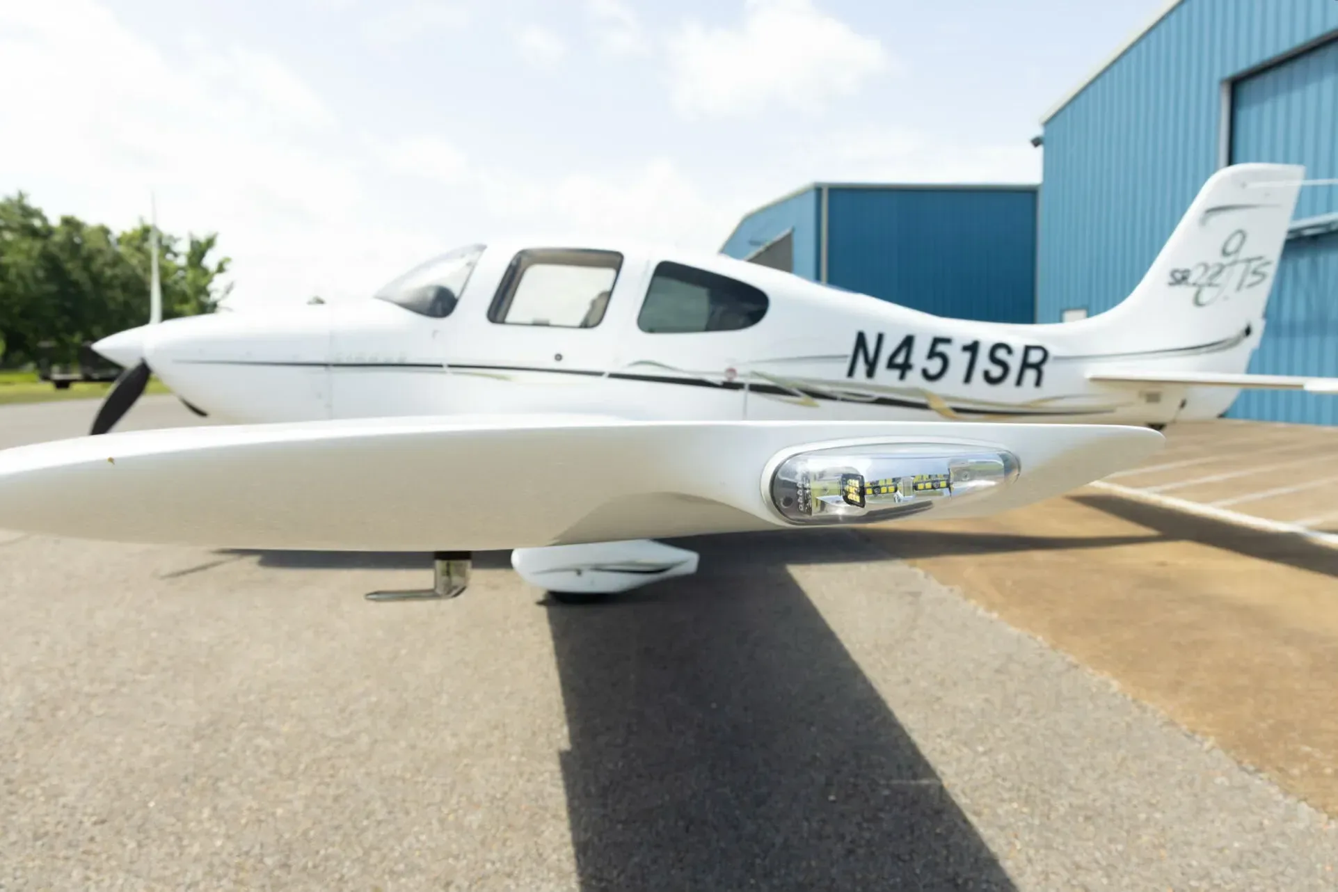 Exterior view of a 2007 Cirrus SR22, N451SR.