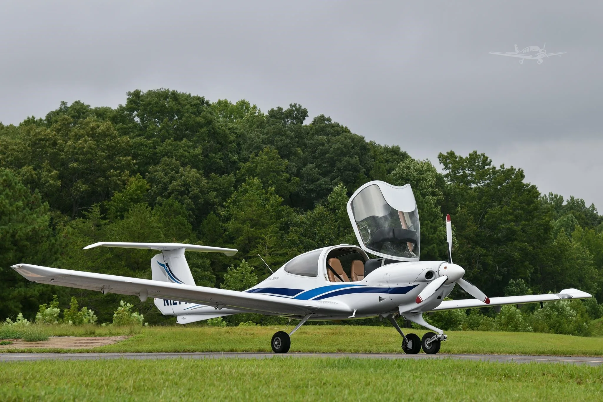 Exterior view of a 2004 DIAMOND DA40-180 STAR, N127X.