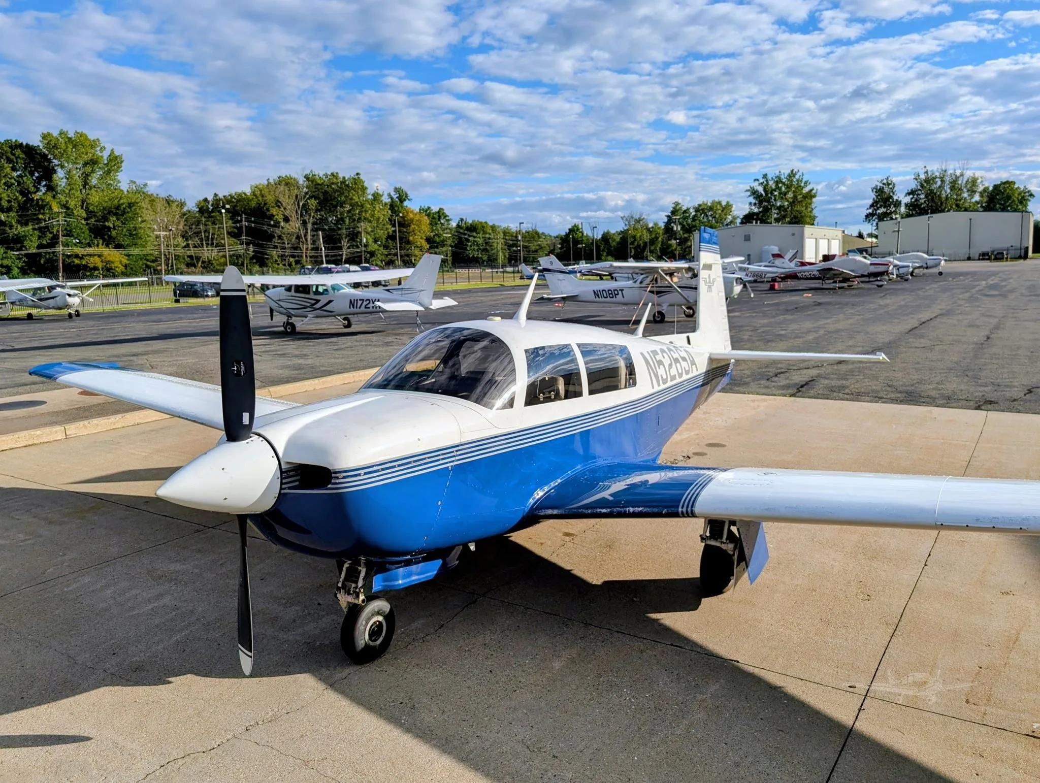 Exterior view of a 1984 MOONEY M20J 201, N526SA.