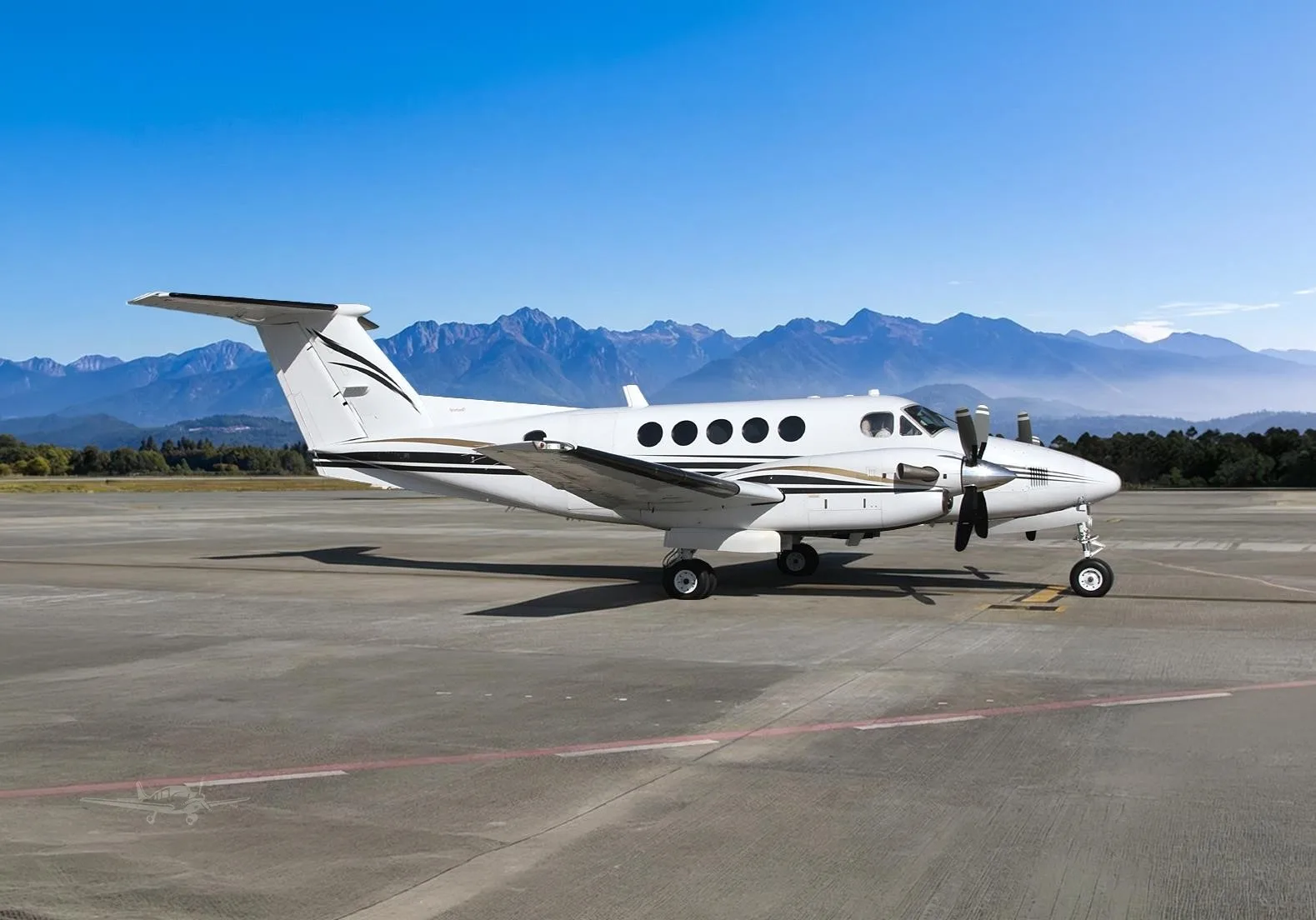 Exterior view of a 2001 BEECHCRAFT KING AIR B200, N29VK.