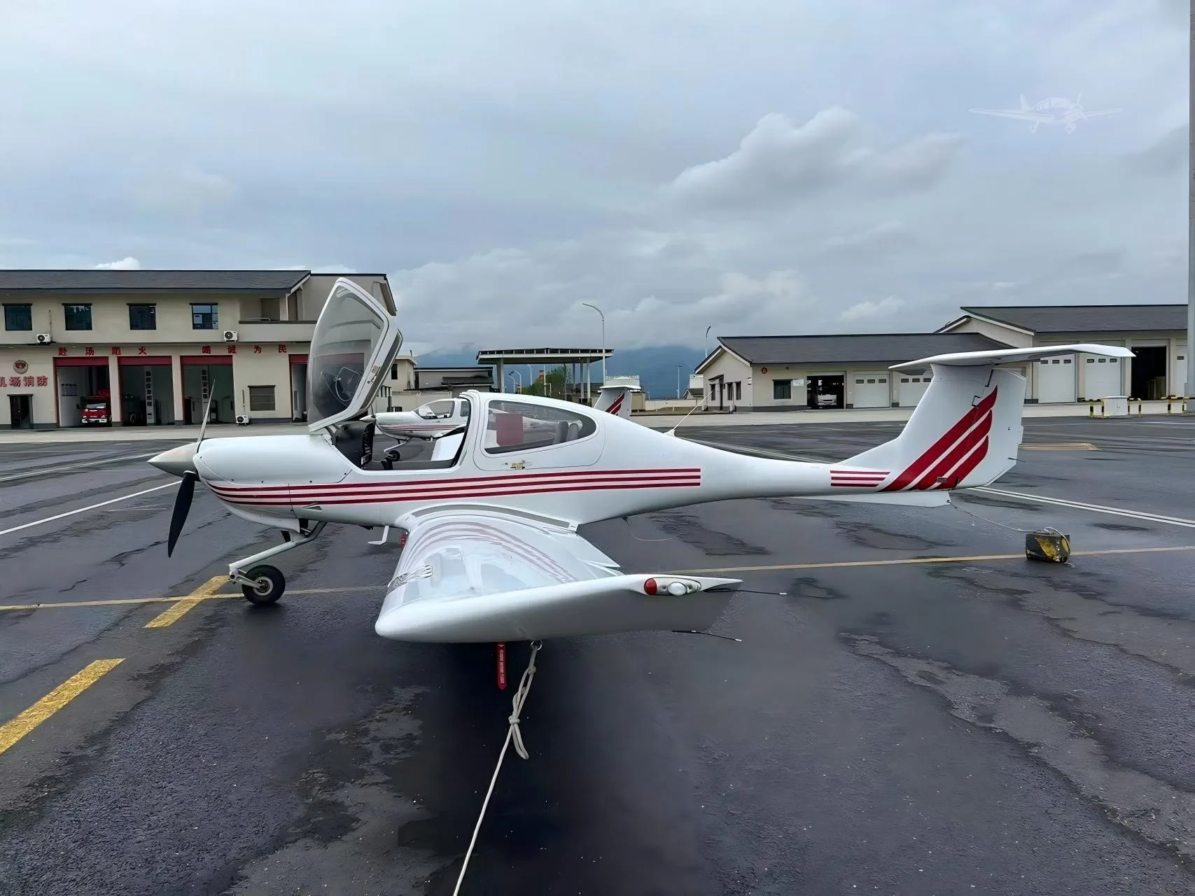 Exterior view of a 2007 DIAMOND DA40-180 STAR, B-9184.
