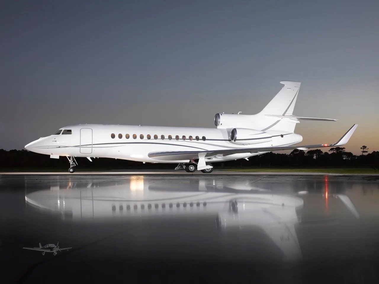 Exterior view of a 2009 DASSAULT FALCON 7X, N7X.