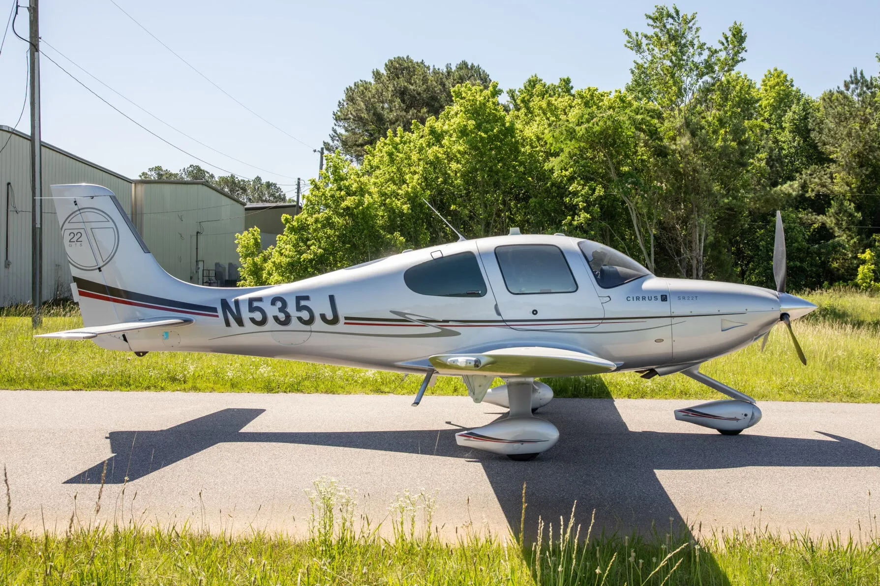 Exterior view of a 2011 Cirrus SR22-G3 TURBO, N535J.