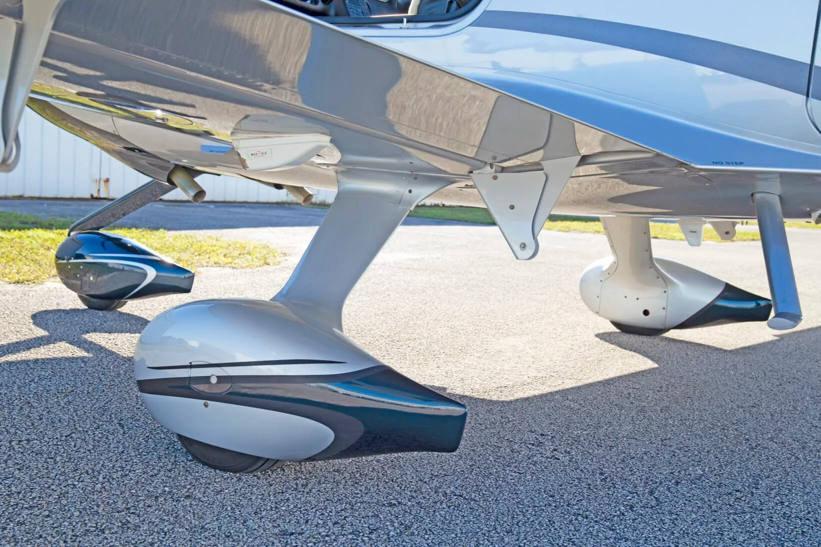 Exterior view of a 2014 Cirrus SR22-G5 GTS, N267PK.