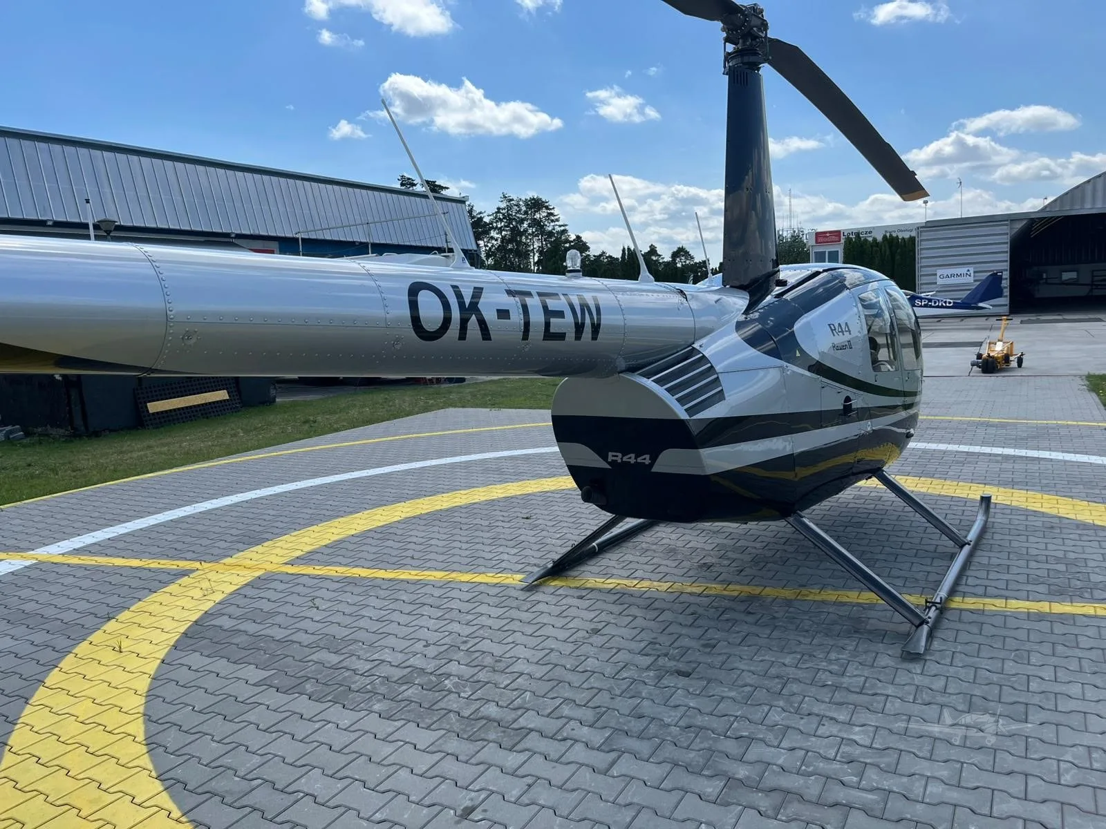 Exterior view of a 2009 ROBINSON R44 RAVEN II, OK-TEW.