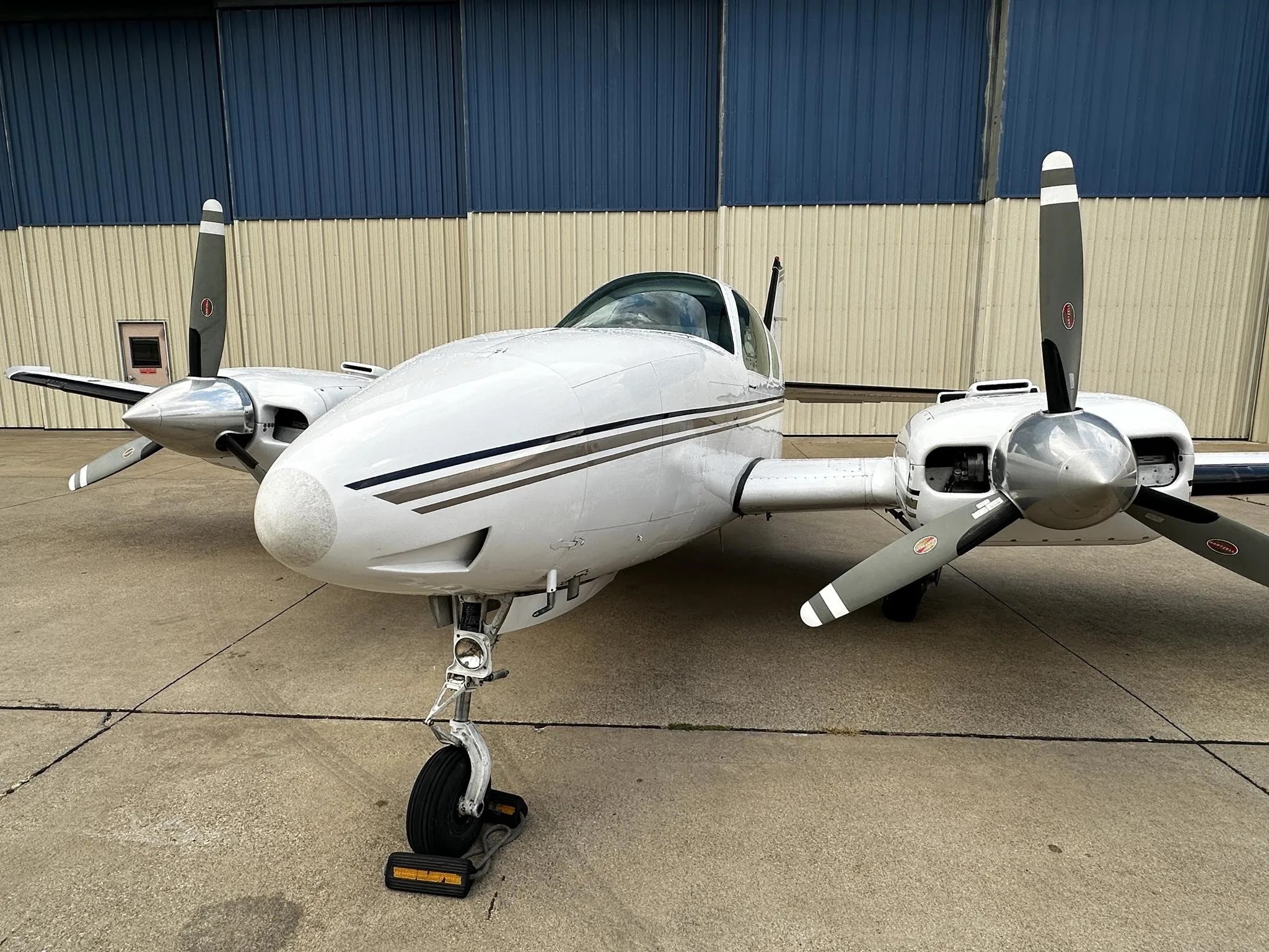 Exterior view of a 1976 BEECHCRAFT 58 BARON, N112PC.