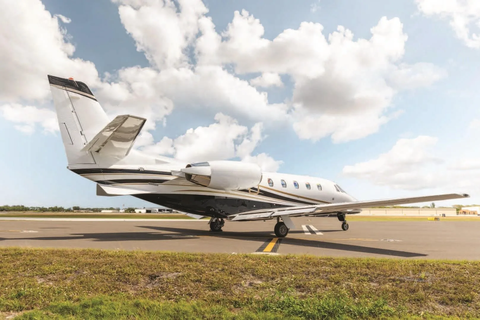 Exterior view of a 2000 CESSNA CITATION EXCEL, N135SP.