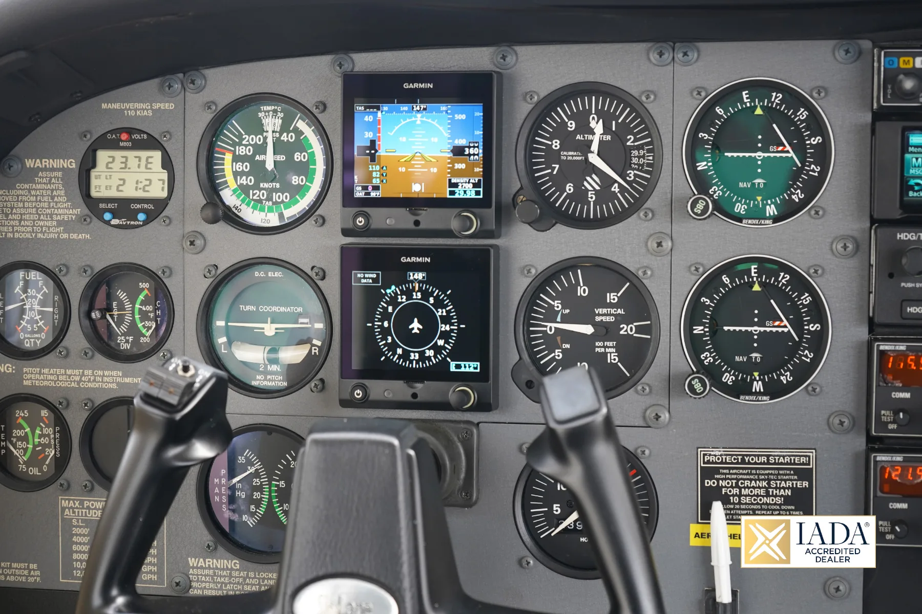 Cockpit and instrument panel of a 2001 Cessna 182T SKYLANE.