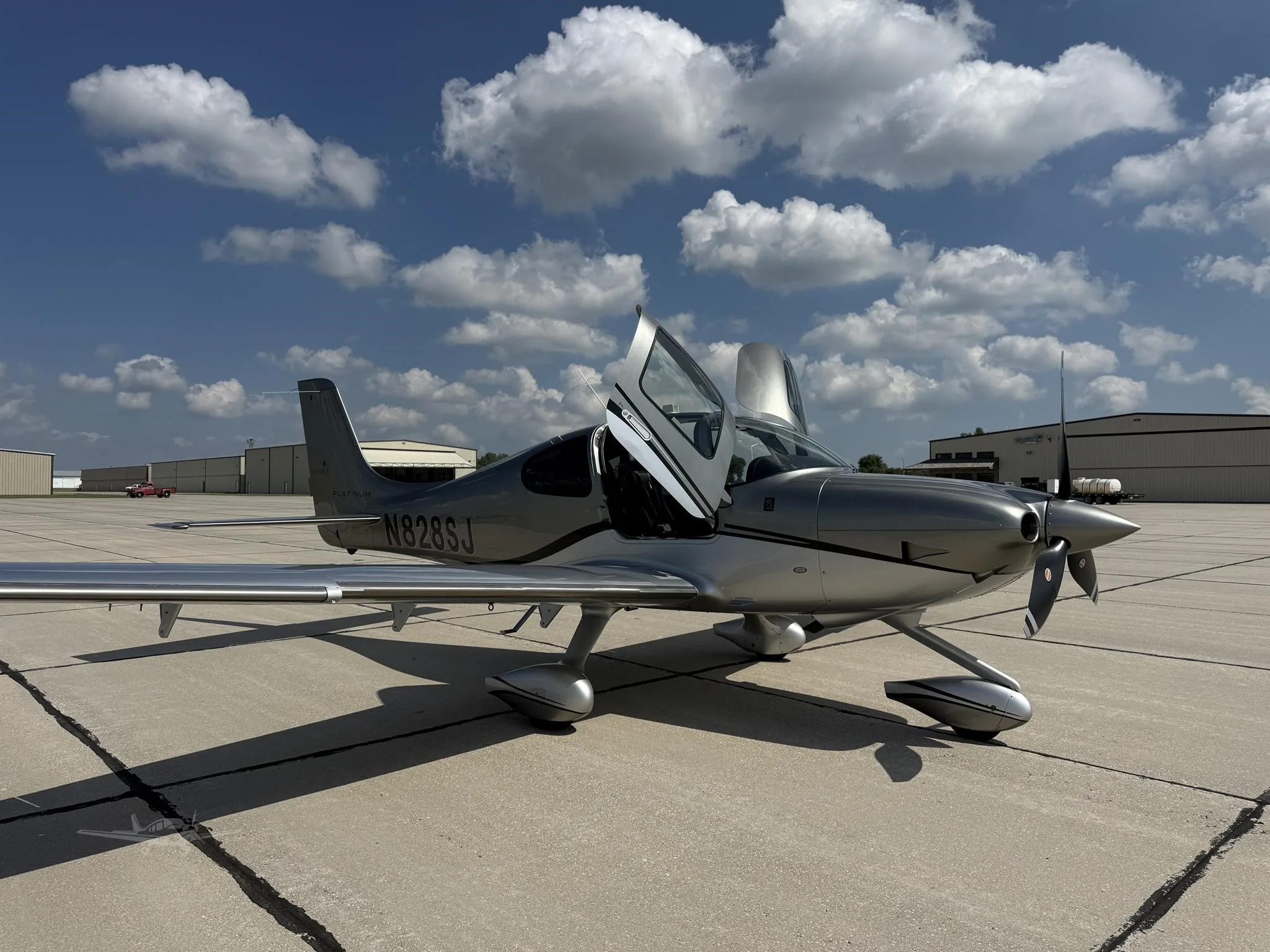 Exterior view of a 2017 CIRRUS SR22-G6 TURBO, N828SJ.