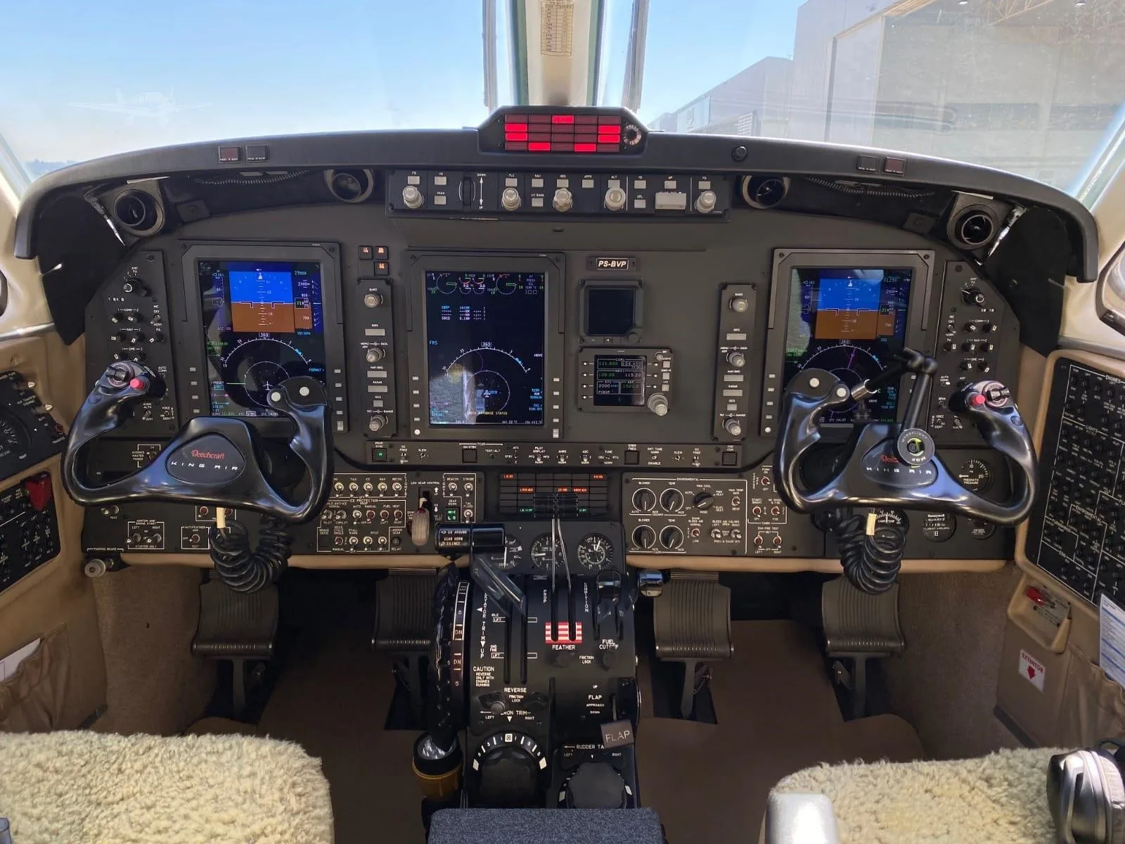 Cockpit and instrument panel of a 2014 BEECHCRAFT KING AIR 250.