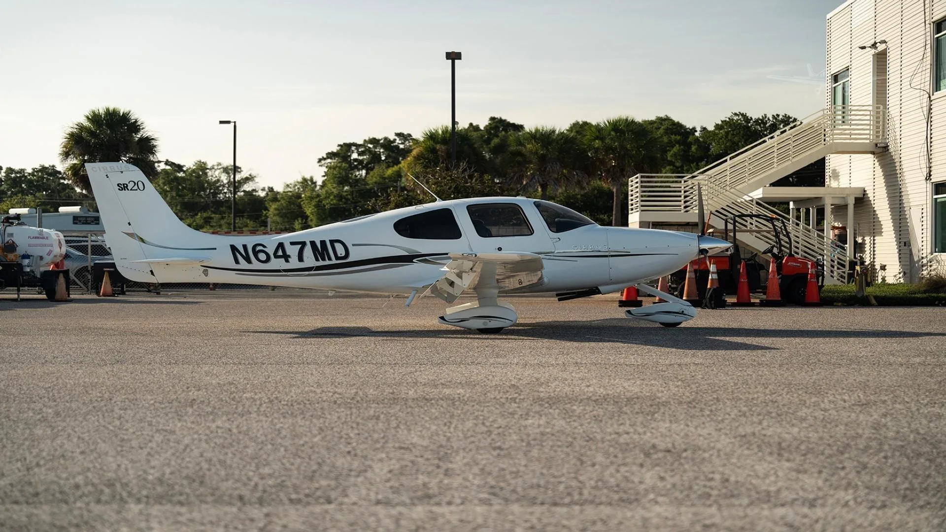 Exterior view of a 2007 CIRRUS SR20-G2, N647MD.