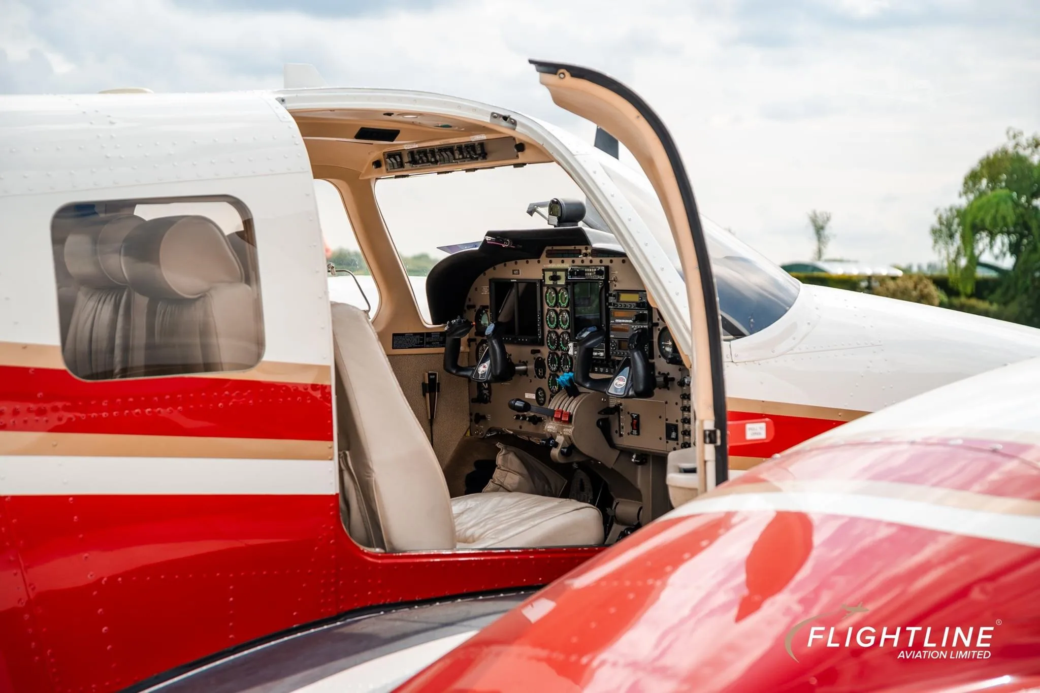 Cockpit and instrument panel of a 1998 PIPER SENECA V.