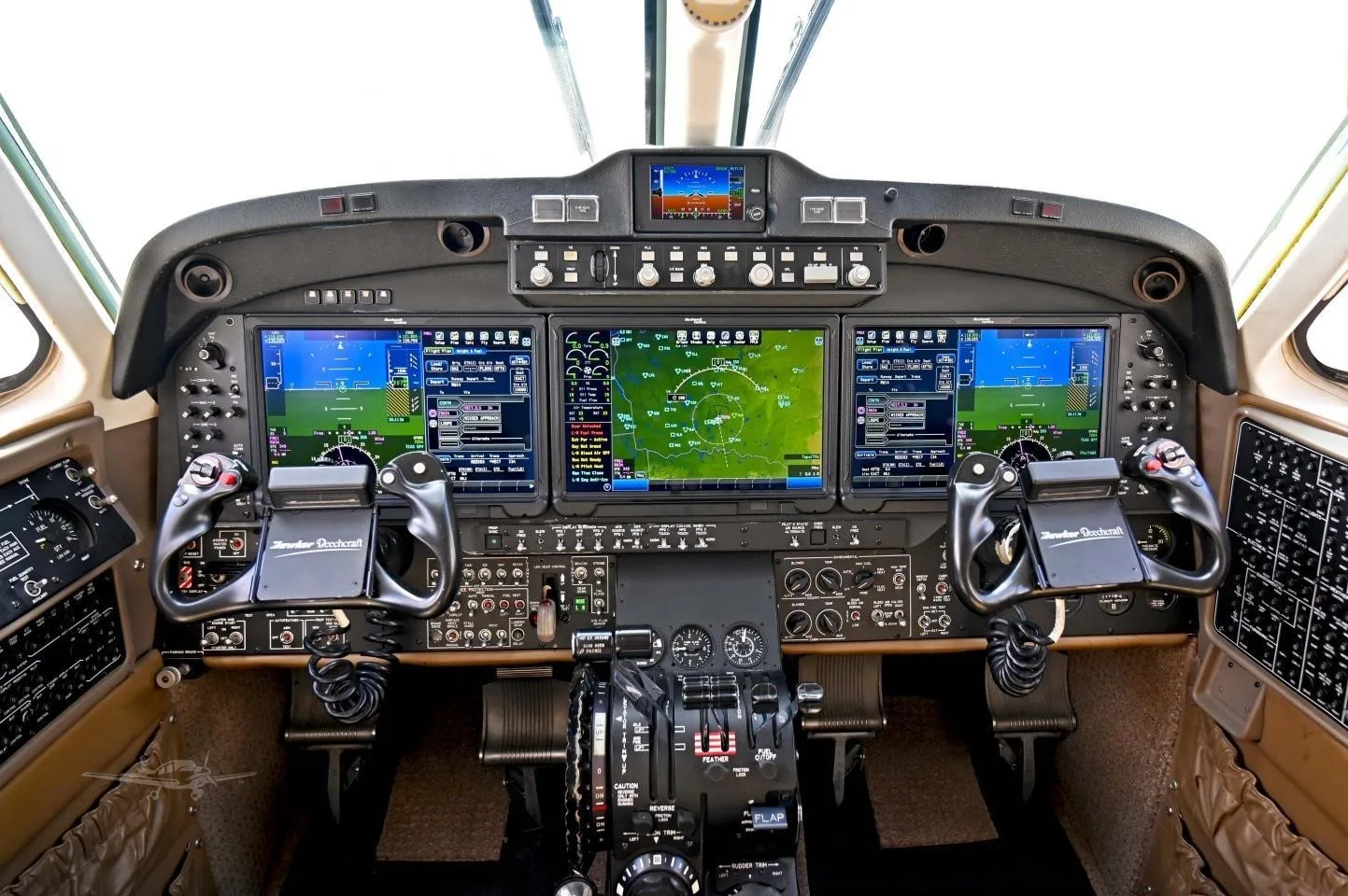 Cockpit and instrument panel of a 2016 BEECHCRAFT KING AIR 350I.