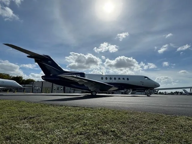 Exterior view of a 2009 HAWKER 4000, N9930.