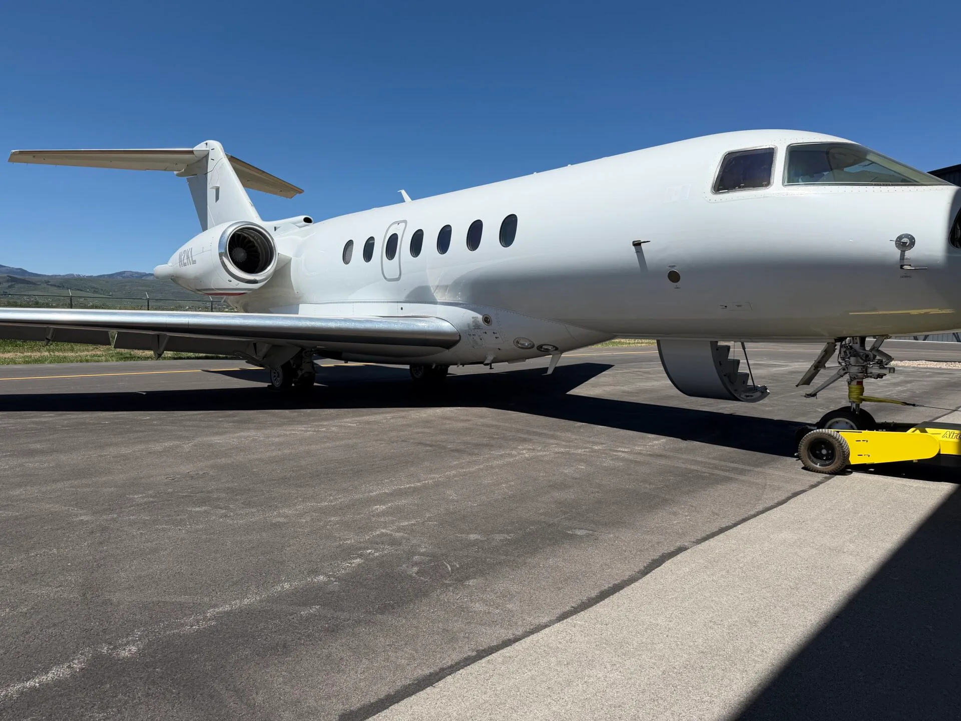 Exterior view of a 2009 Hawker 4000, N2KL.