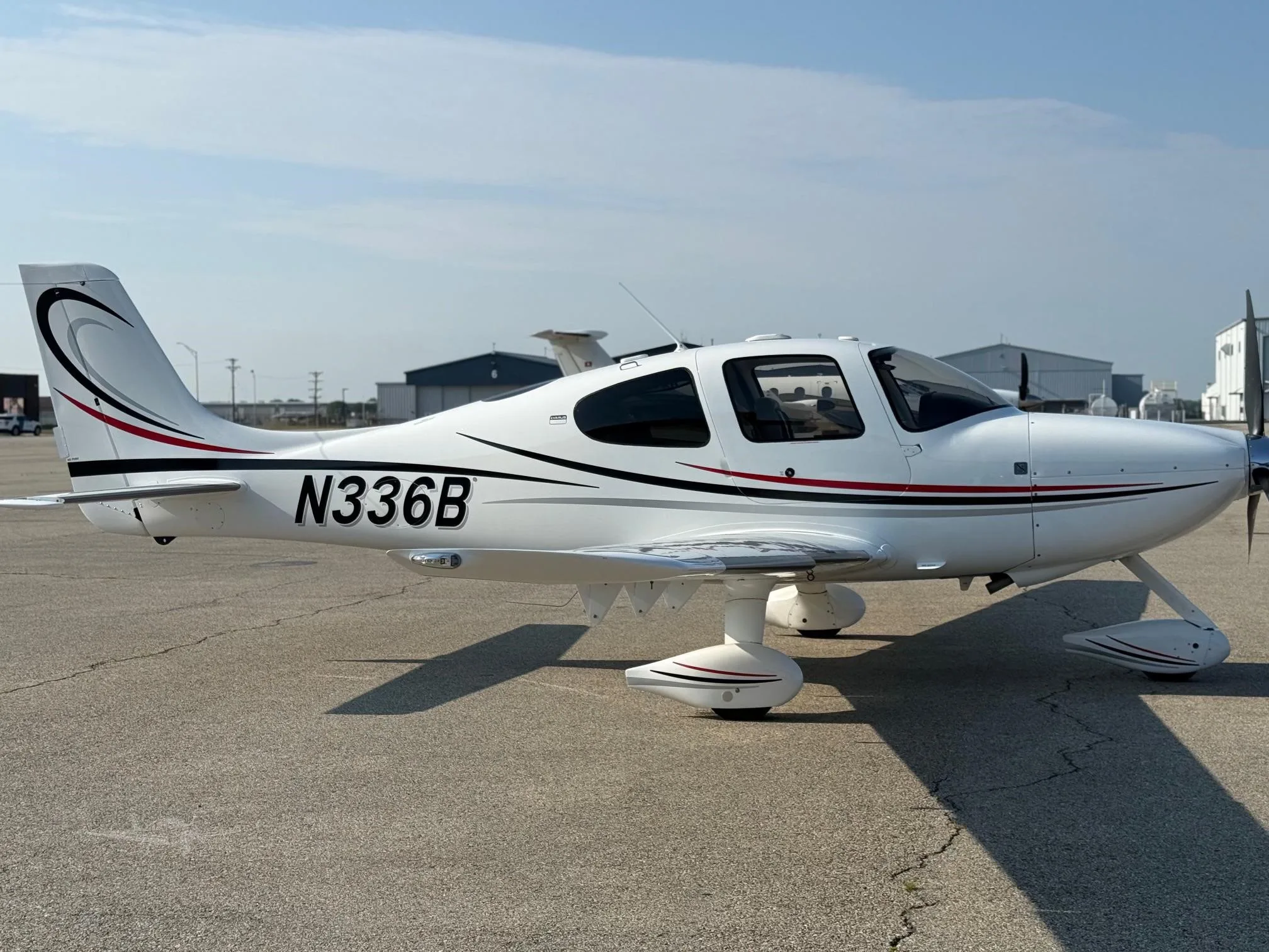 Exterior view of a 2006 CIRRUS SR22-G2, N336B.