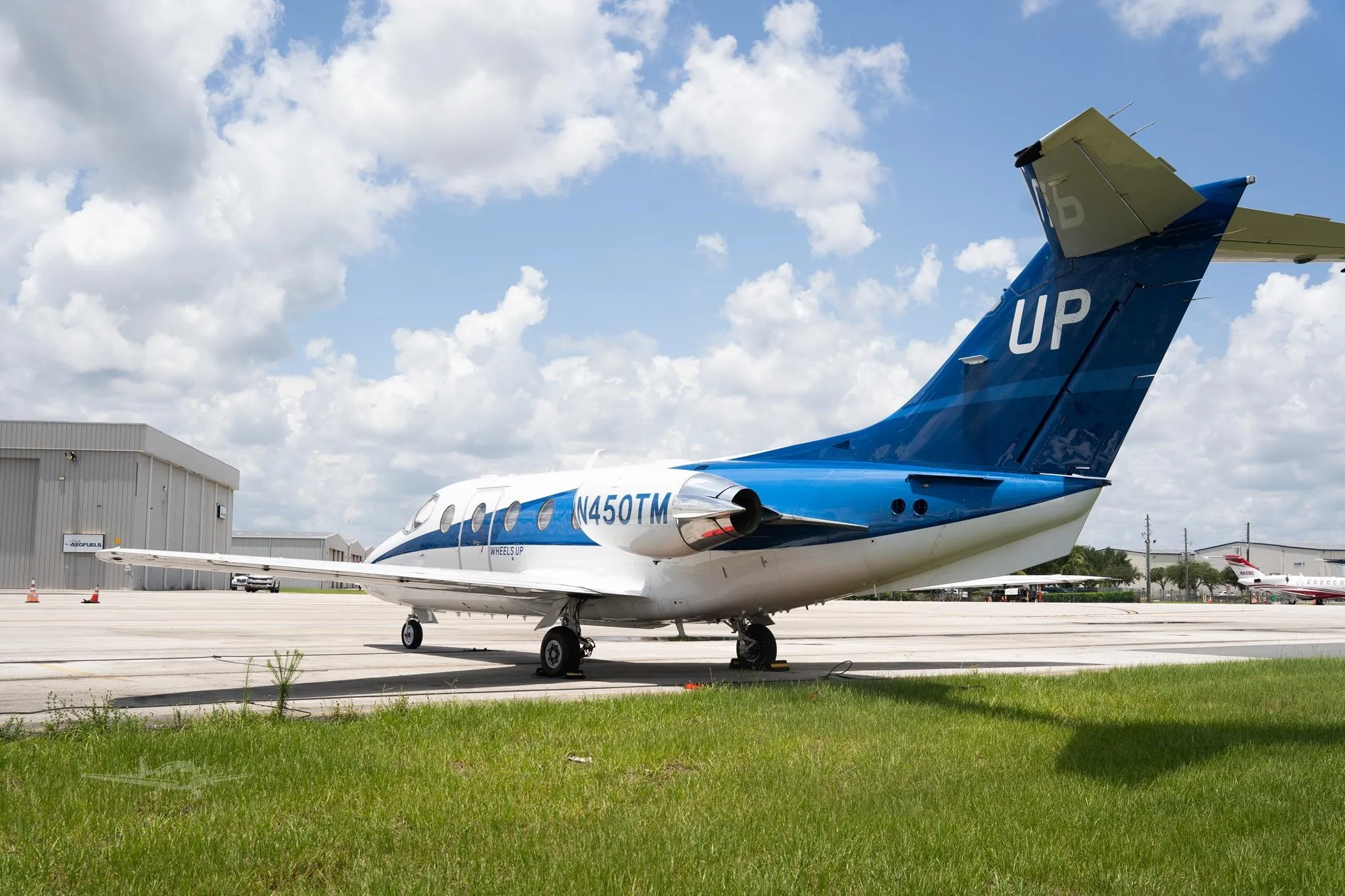 Exterior view of a 2007 HAWKER 400XP, N450TM.