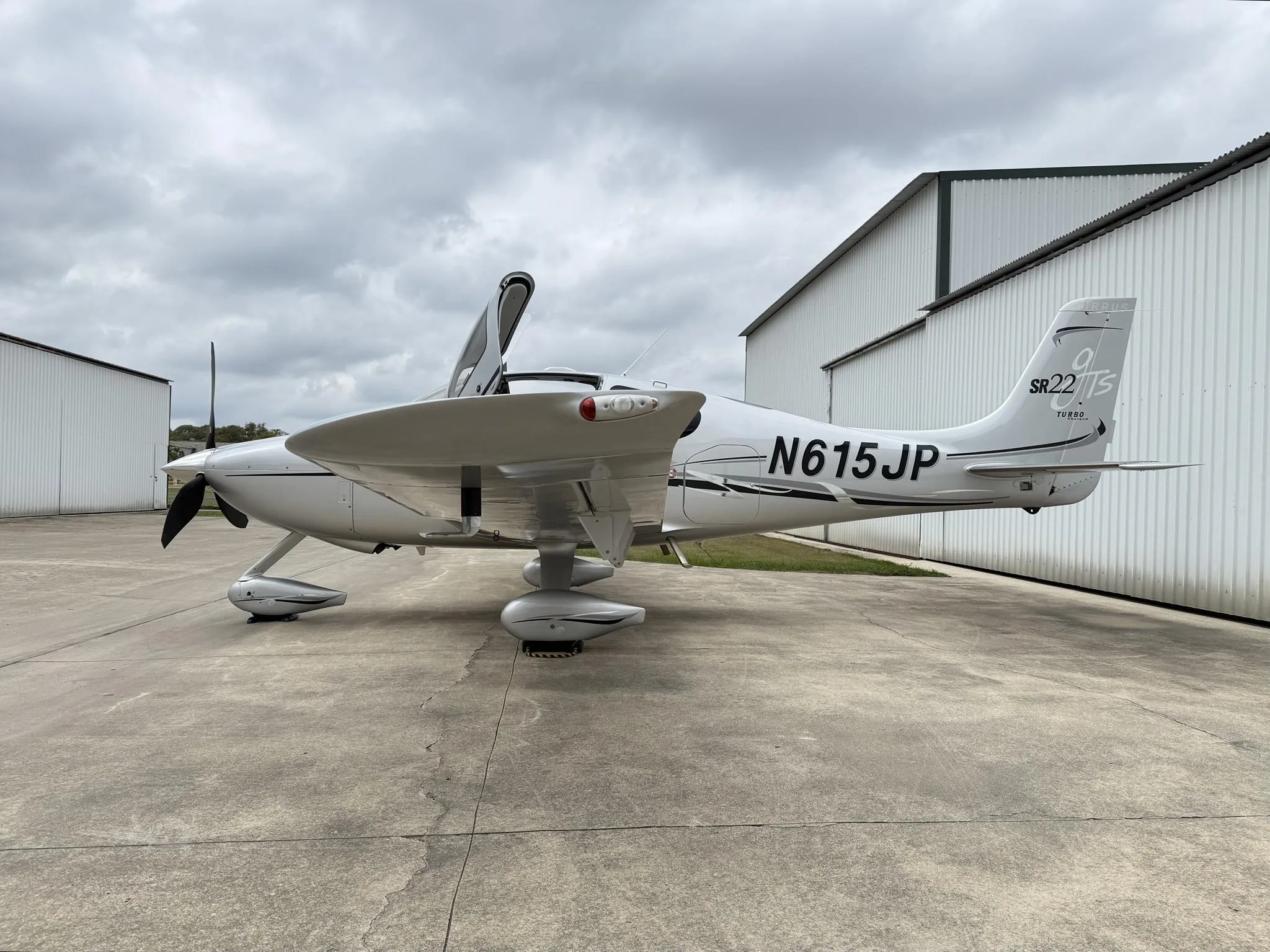 Exterior view of a 2007 CIRRUS SR22-G2 TURBO, N615JP.