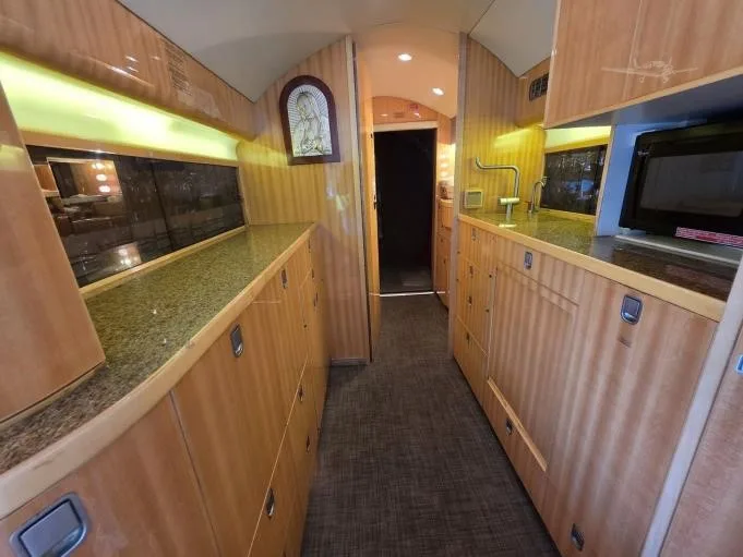 Cabin interior of a 1998 GULFSTREAM GIVSP.