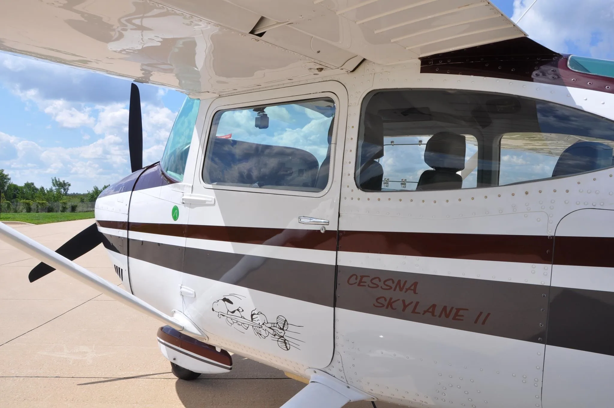 Exterior view of a 1976 CESSNA 182P SKYLANE, N7600J.