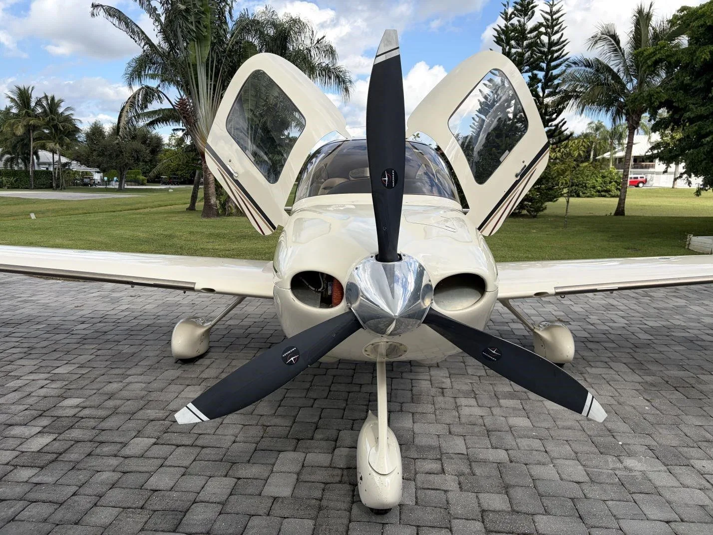 Marketing image of a 2003 CIRRUS SR22.