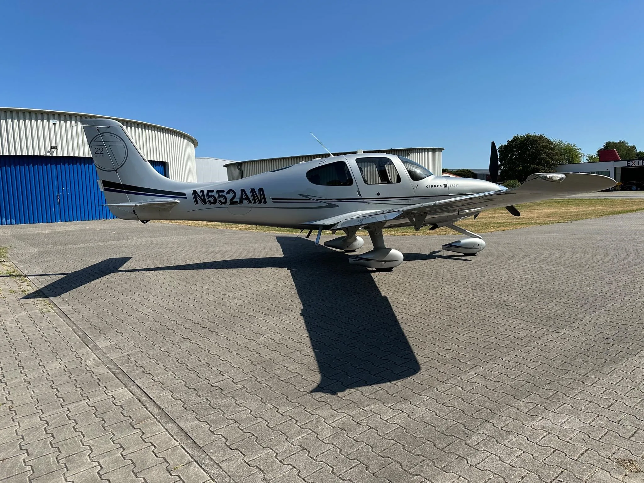 Exterior view of a 2011 CIRRUS SR22 TURBO, N552AM.