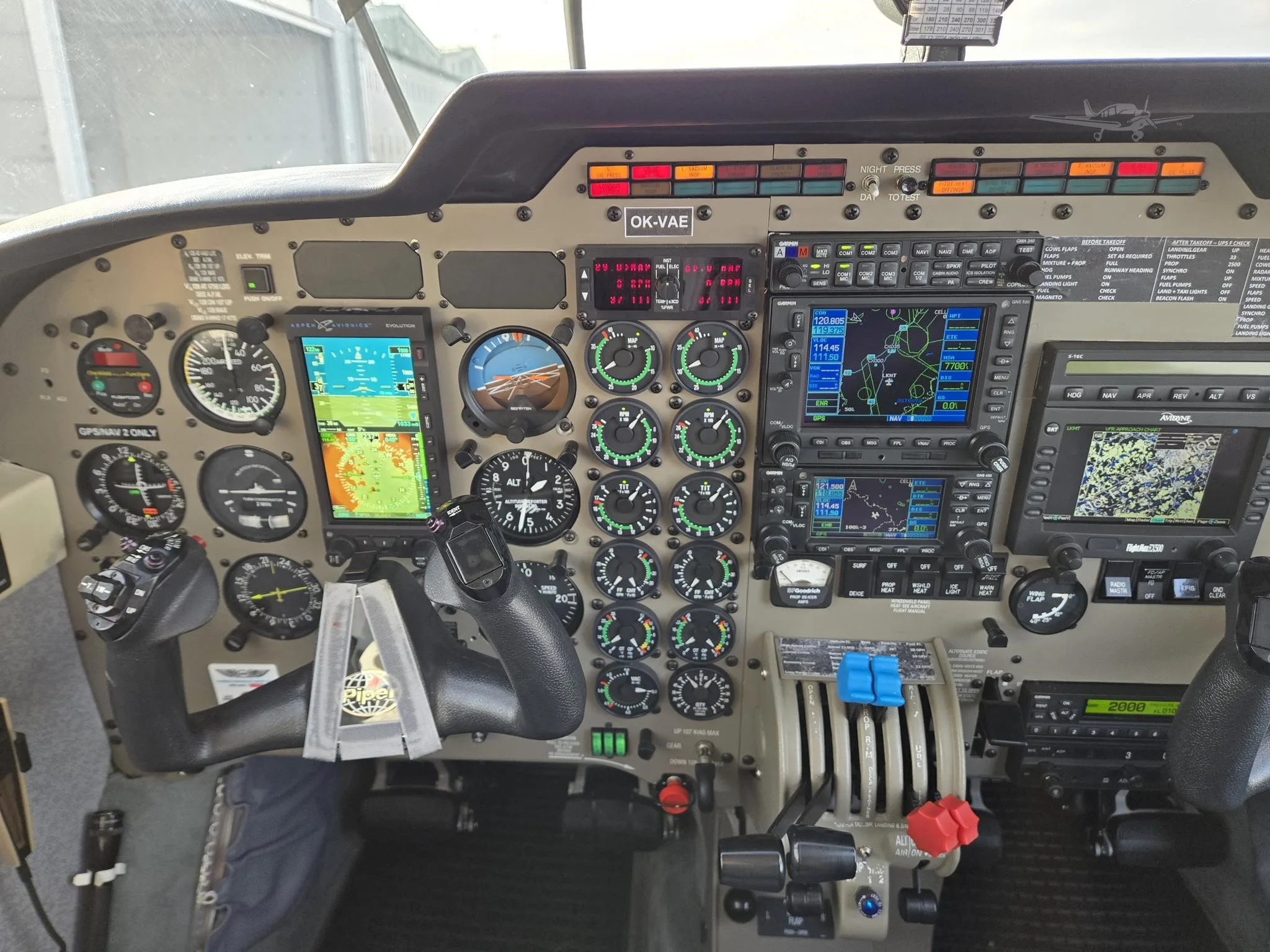 Cockpit and instrument panel of a 2001 PIPER SENECA V.