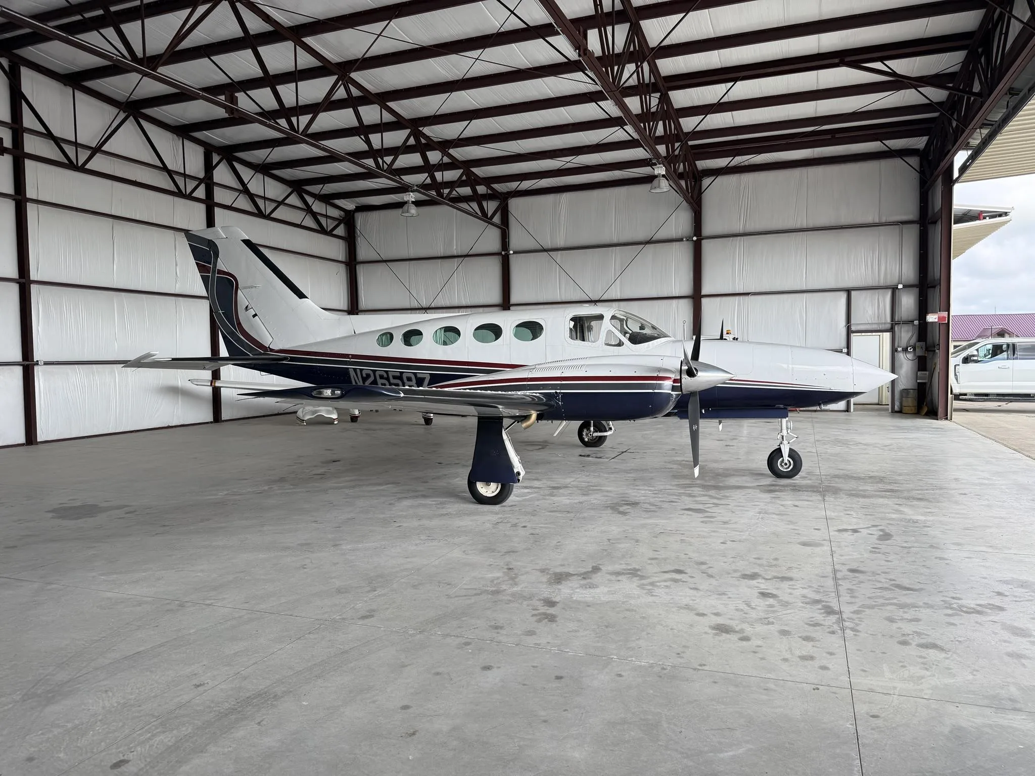Exterior view of a CESSNA 421C, N2658Z.