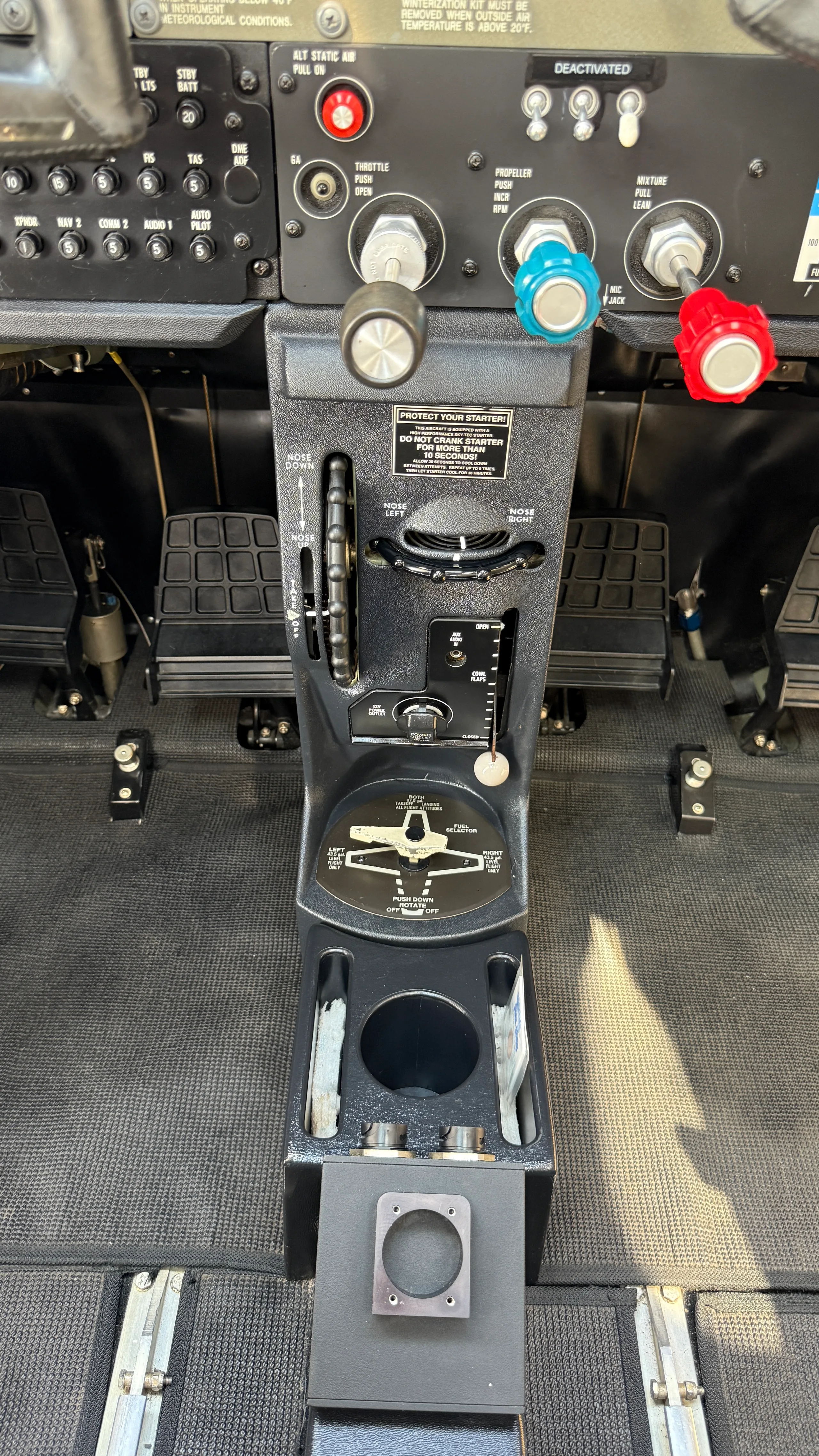 Cockpit and instrument panel of a 2010 Cessna 182T Skylane, 18282212.